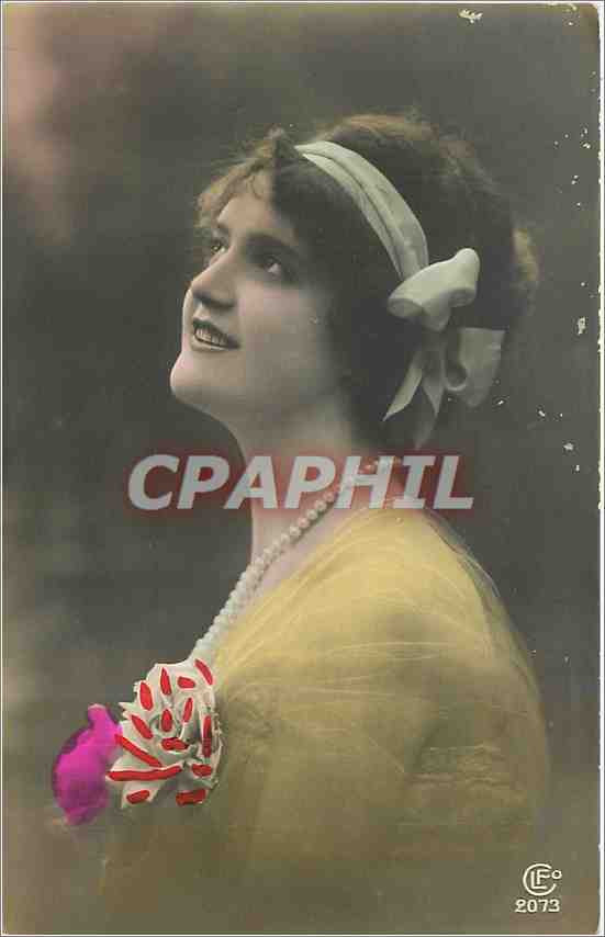 Jeune femme en robe jaune — portrait — Photo C.P. Paris, n° 2073