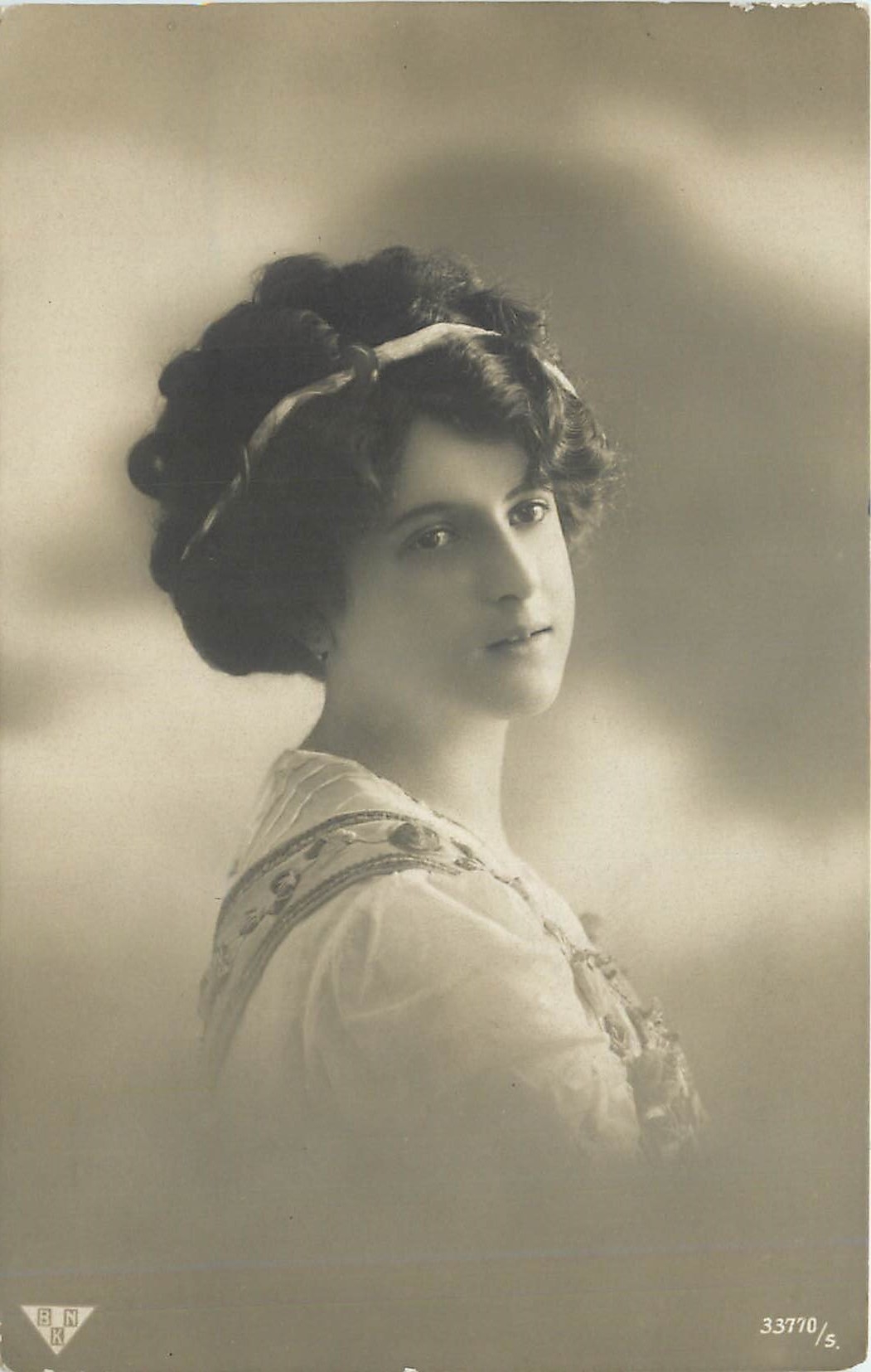 Portrait d'une femme — éditeur BNH, n° 33770/5 - Recto