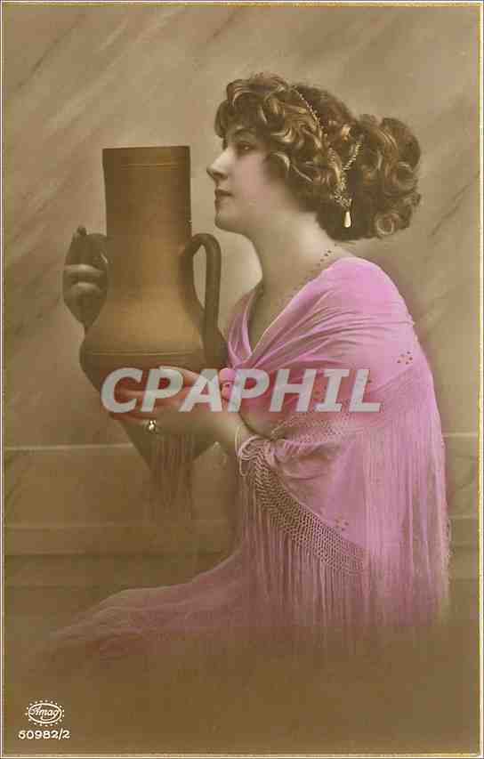 Jeune femme en robe rose tenant un vase — Éditeur Etmag, n° 50982/2