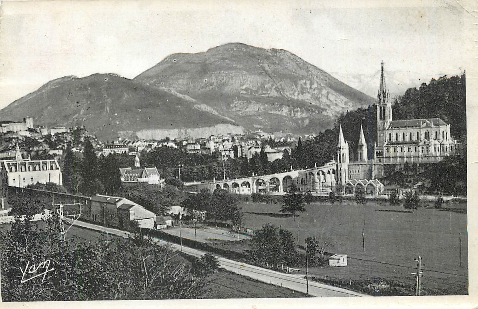 CPA Lourdes La Basilique et le Pic du Jer 