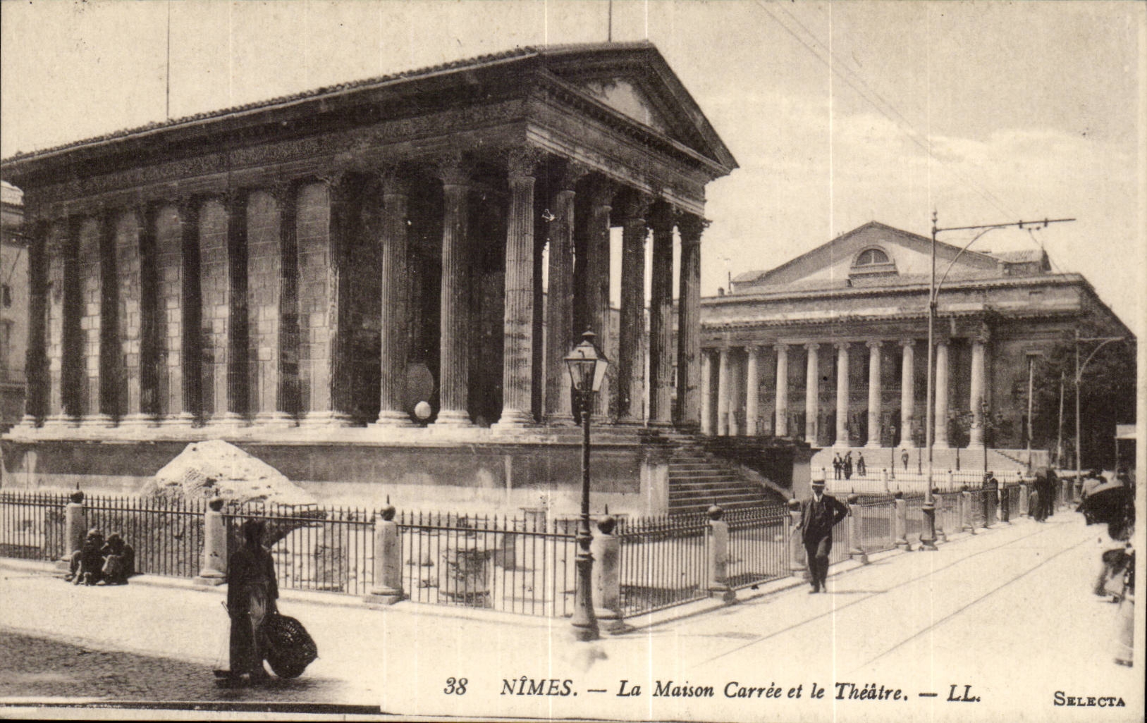 Nimes CPA La maison carree et le theatre