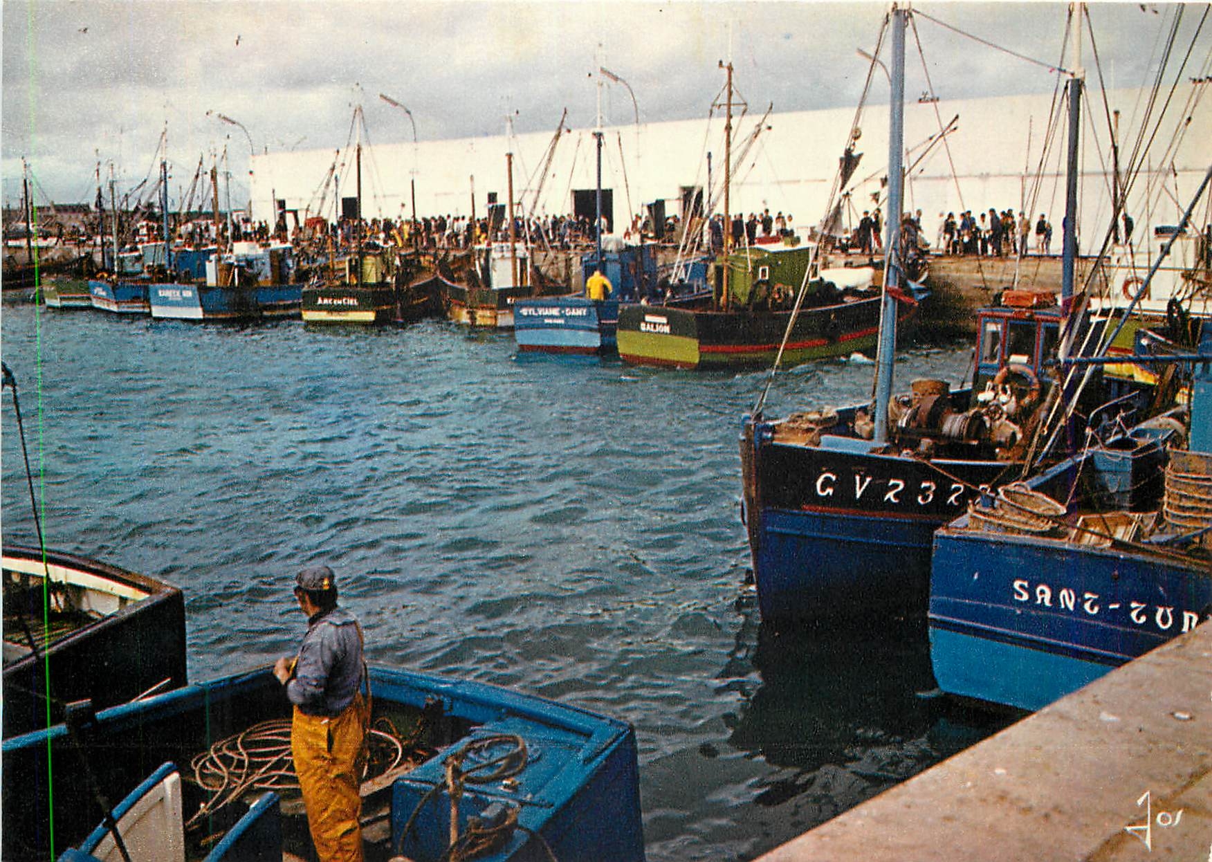 CPM Loctudy Finistere Animation du port au retour de la peche Bateaux