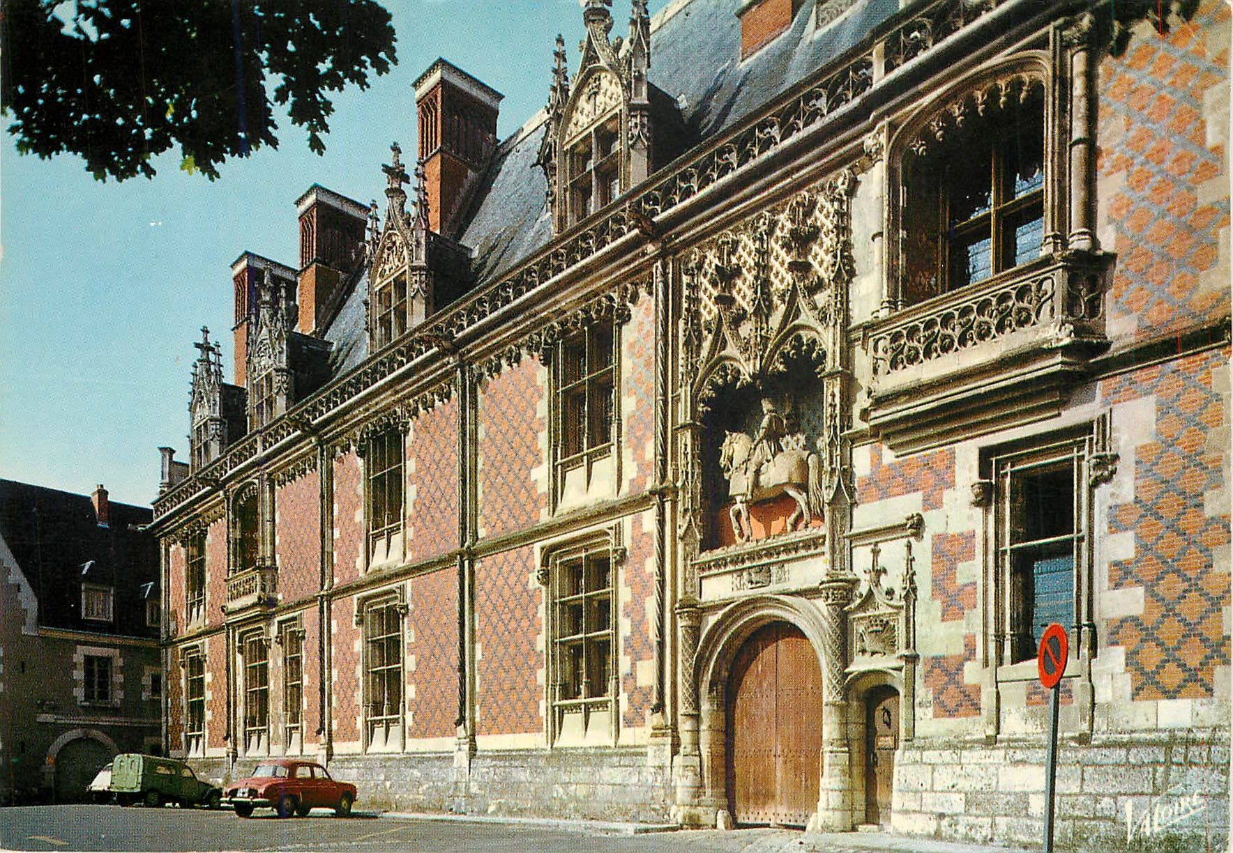 CPM Blois Loir et Cher L'entree du chateau l'aile Louis XII avec sa porte surmontee du porc epic et 
