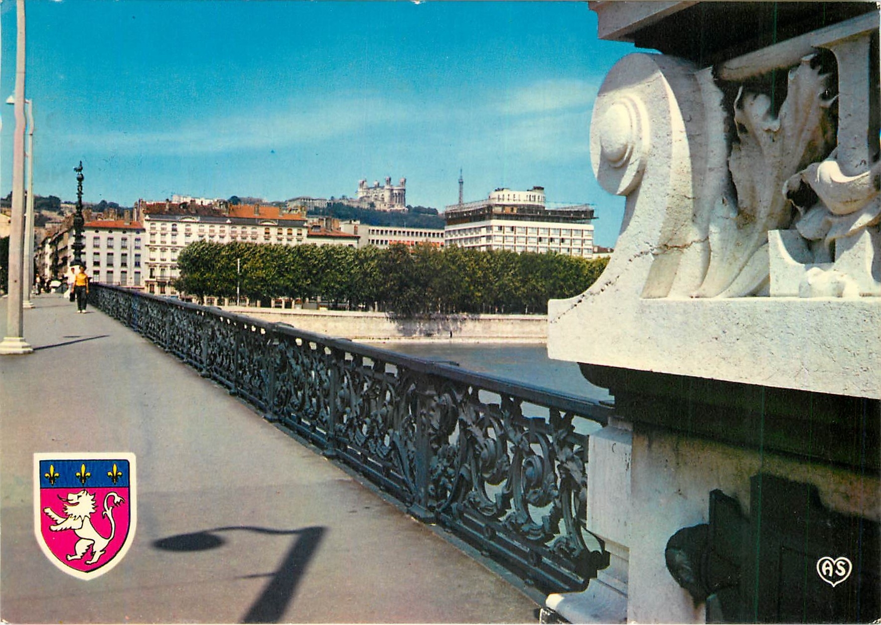 CPM Lyon Rhone Sur le Rhone le Pont de l'Universite La Basilique de Fourviere et l'Hotel Sofitel 