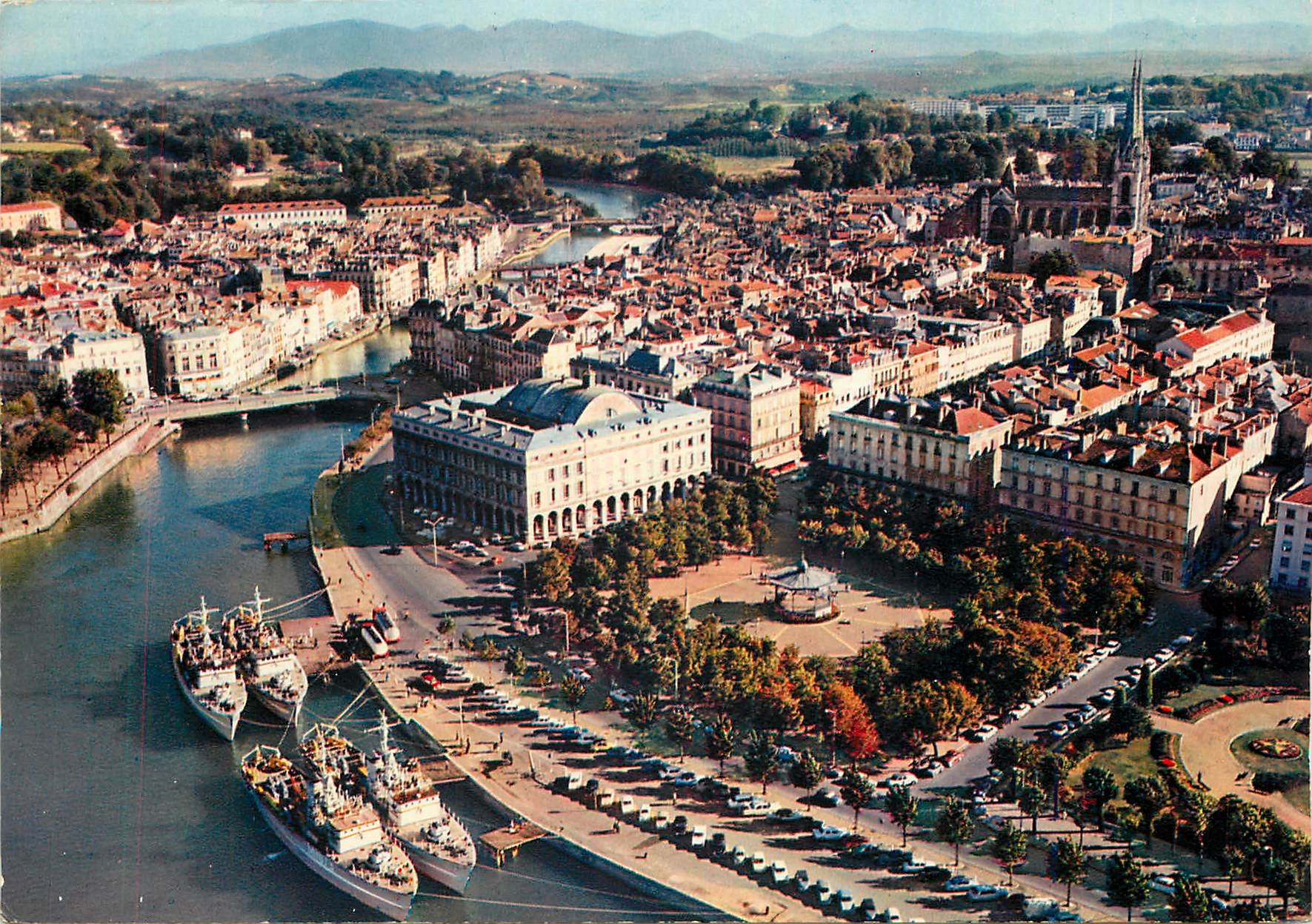 CPM Bayonne Vue generale et l'hotel de ville Bateaux