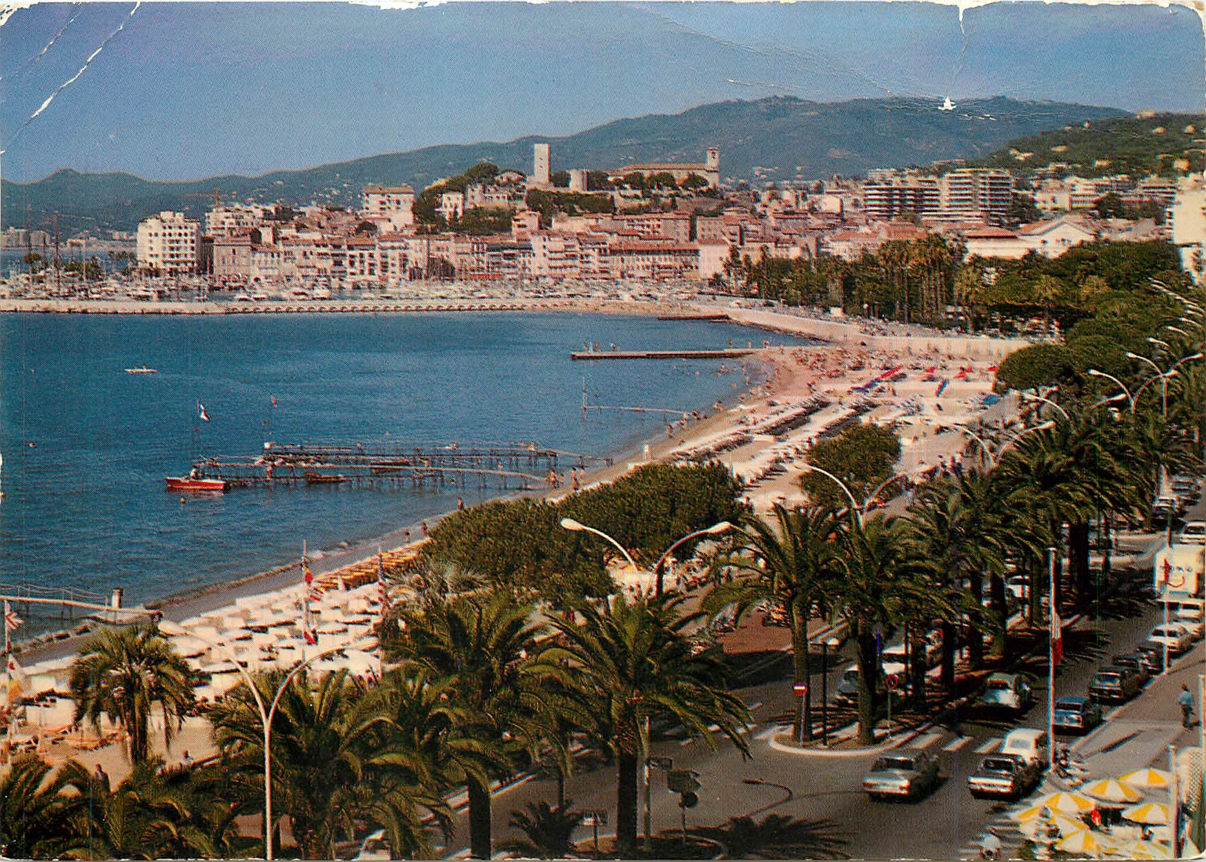 CPM Cannes Vue sur le Suquet au 1er plan les Plages de la Croisette 