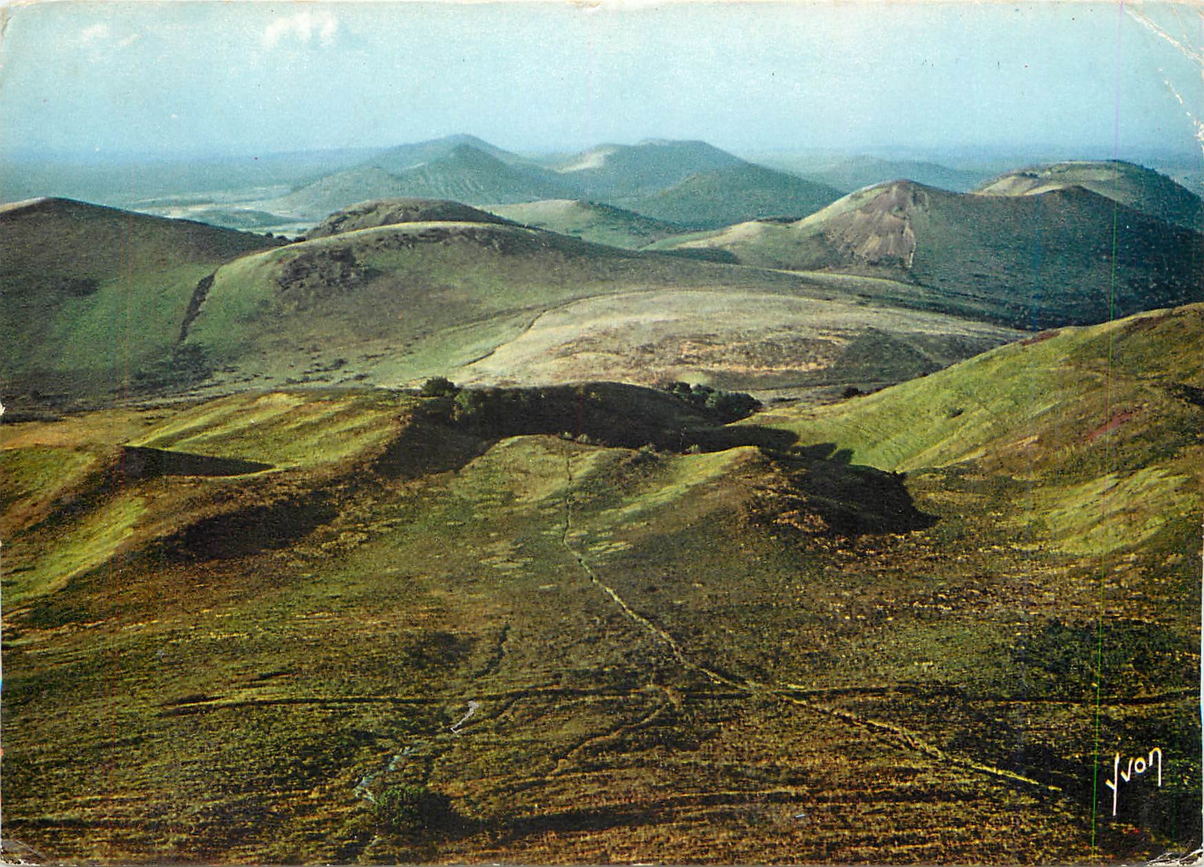 Le Puy-de-Dôme — Paysage volcanique vu de la route conduisant au sommet — Éditions d'Art YVON