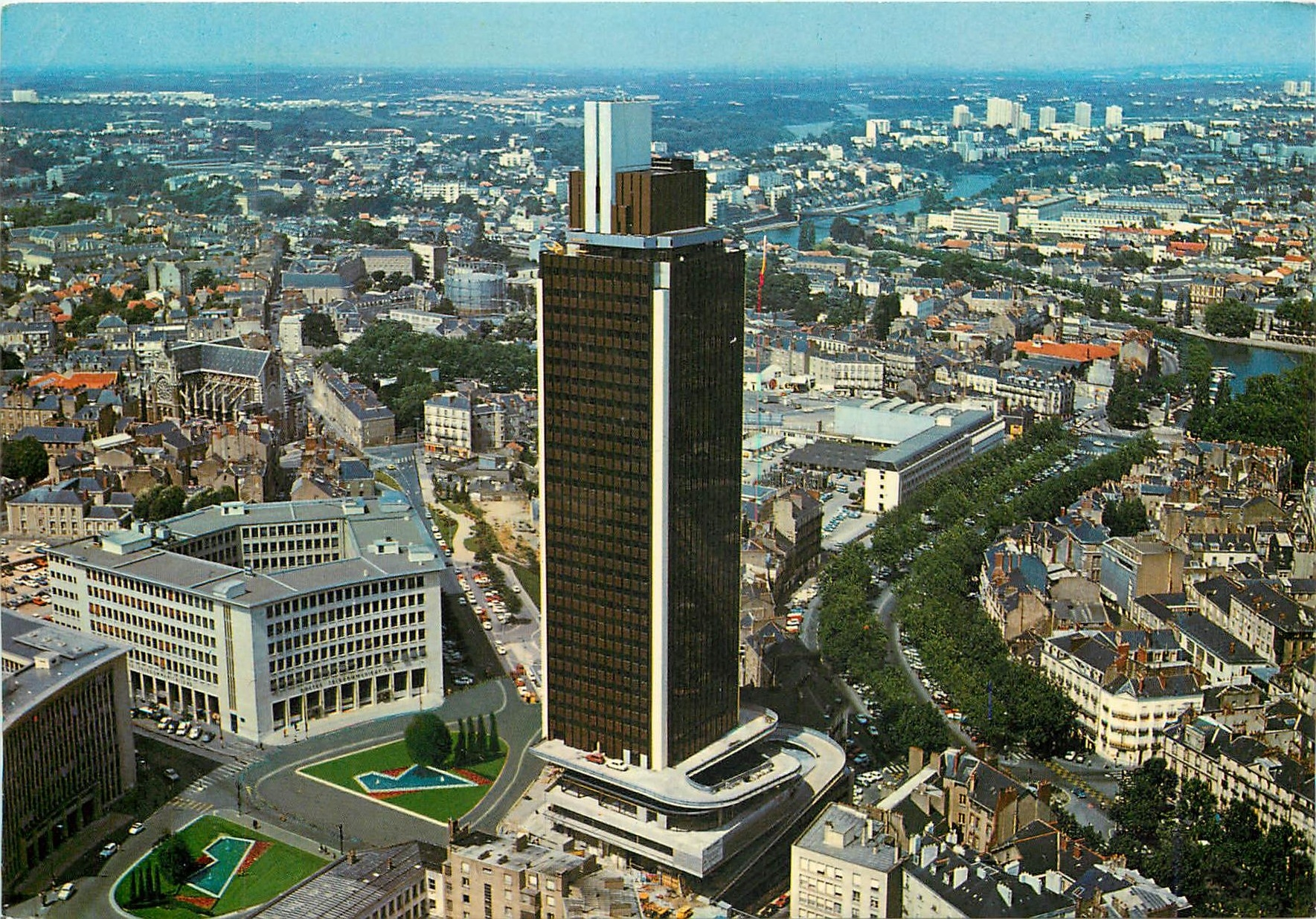 CPM Nantes Loire Atlantique Vue aerienne sur la Tour Bretagne 