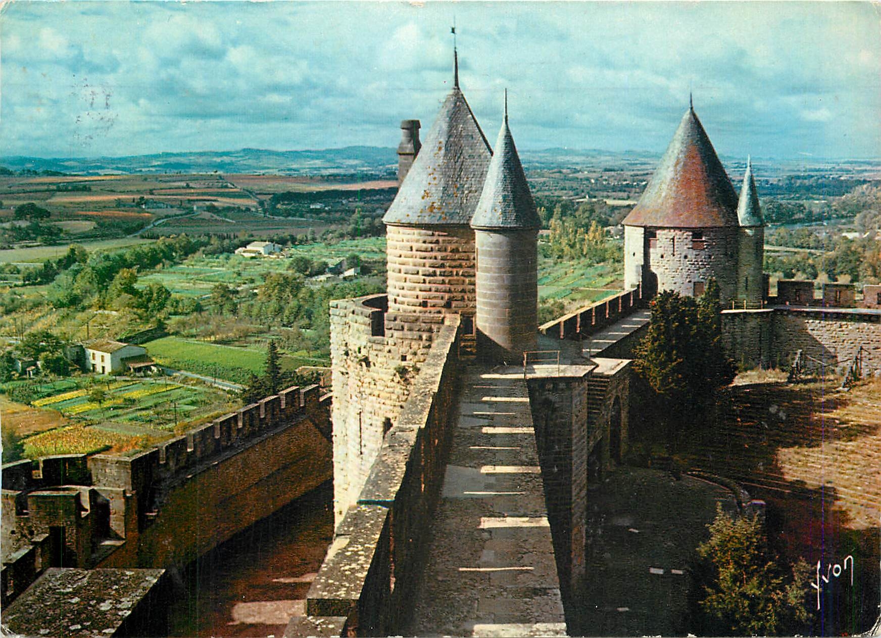CPM Carcassone Aude La Cite Les Remparts detail 