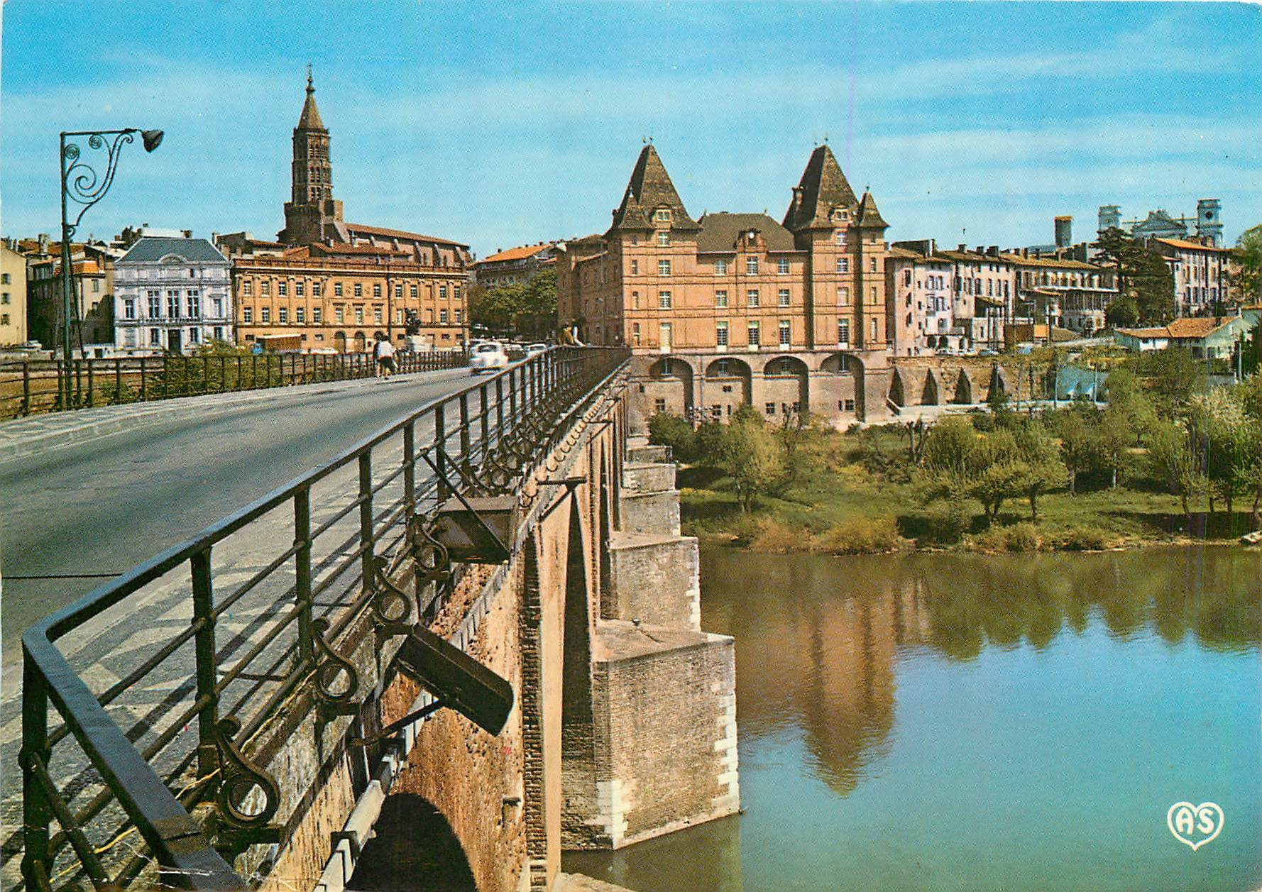 Montauban (Tarn-et-Garonne) — Vue panoramique sur le Pont Vieux, l'église Saint-Jacques et les tours de la cathédrale — AS
