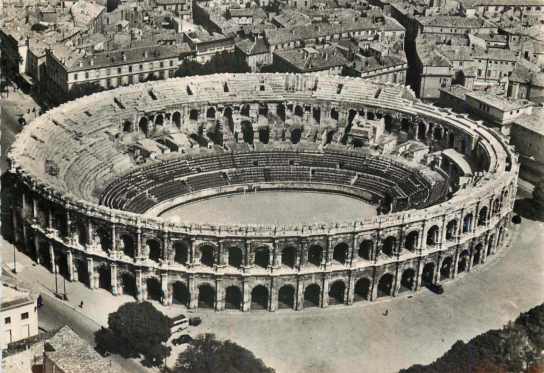 CPM Nimes Gard Vue aerienne sur les Arenes 