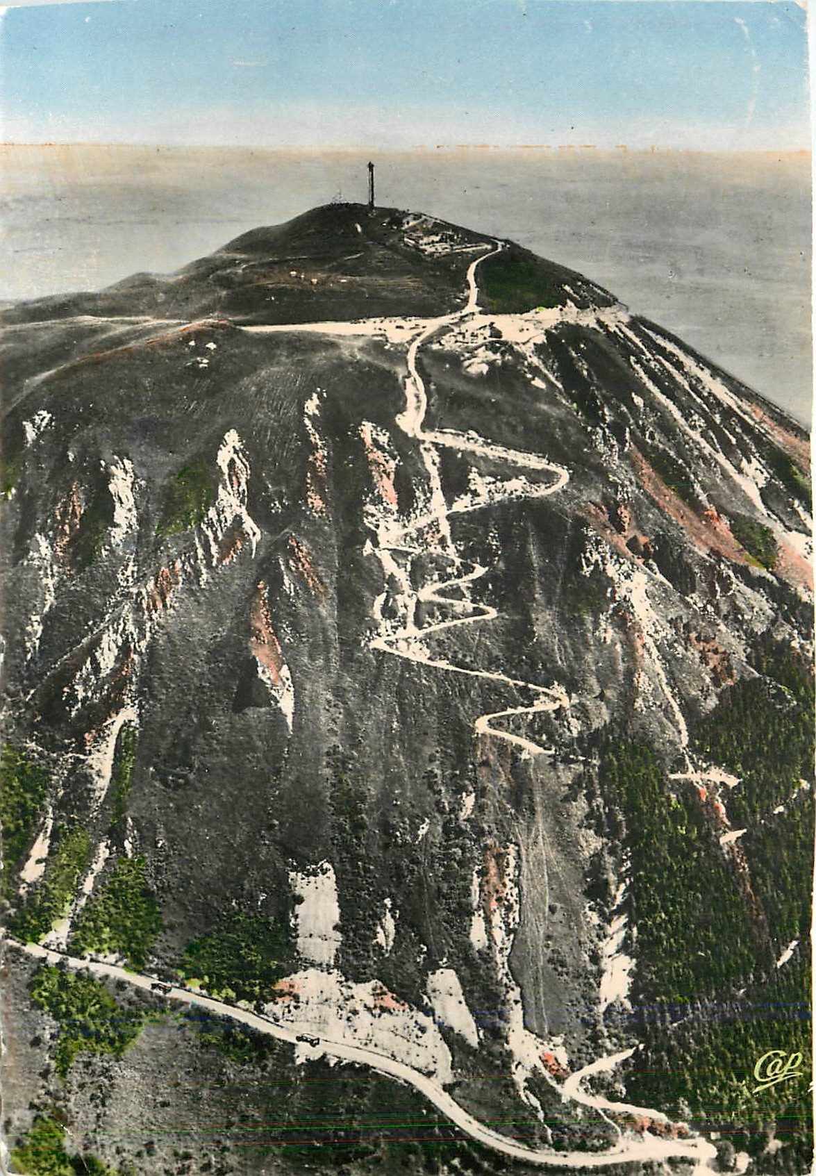 Le Puy-de-Dôme — Vue aérienne de l'observatoire et de l'autoroute — Photo Véritable Claude Poulette