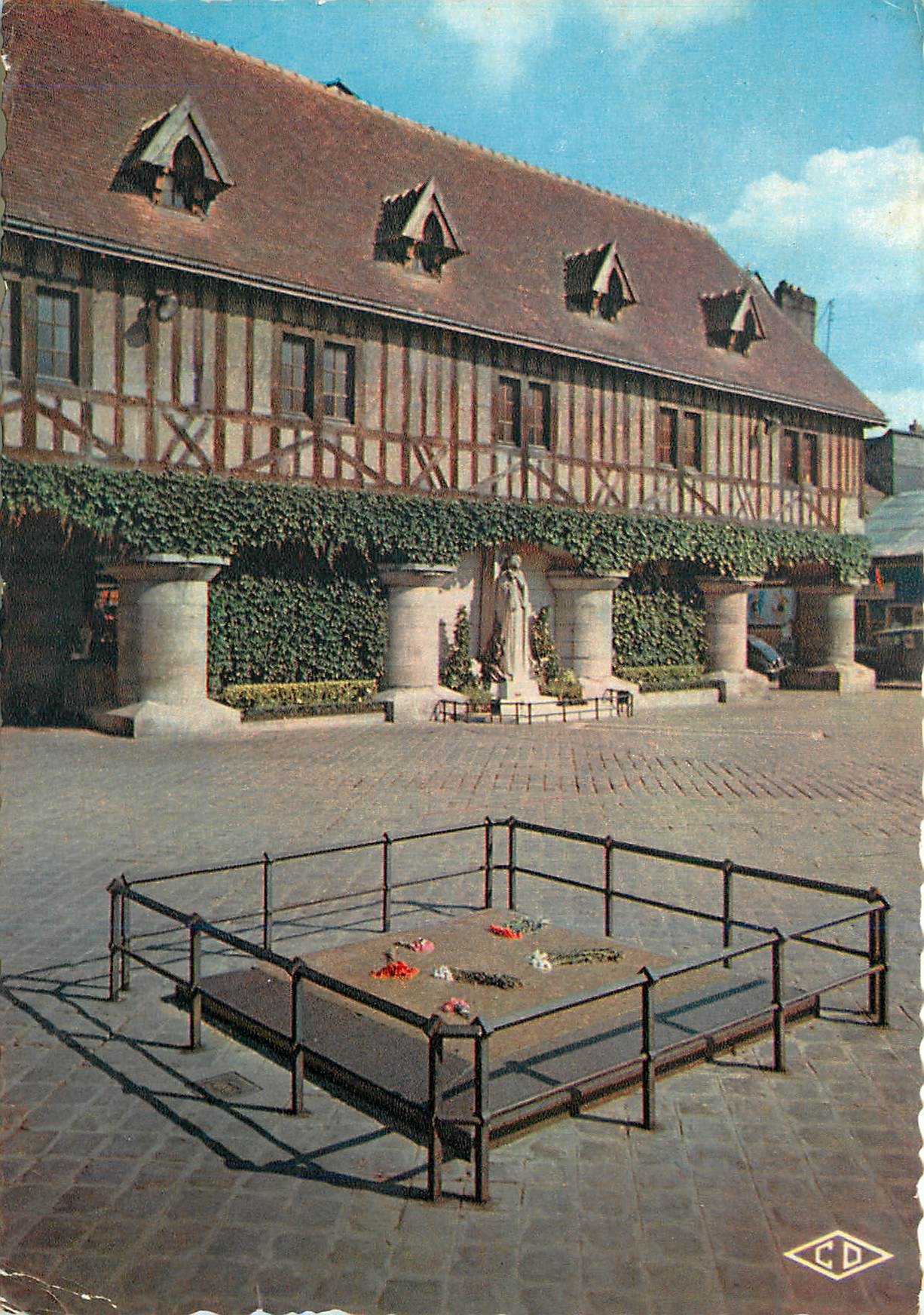 CPM Rouen Seine Maritime Place du Marche Statue de Jeanne d'Arc 