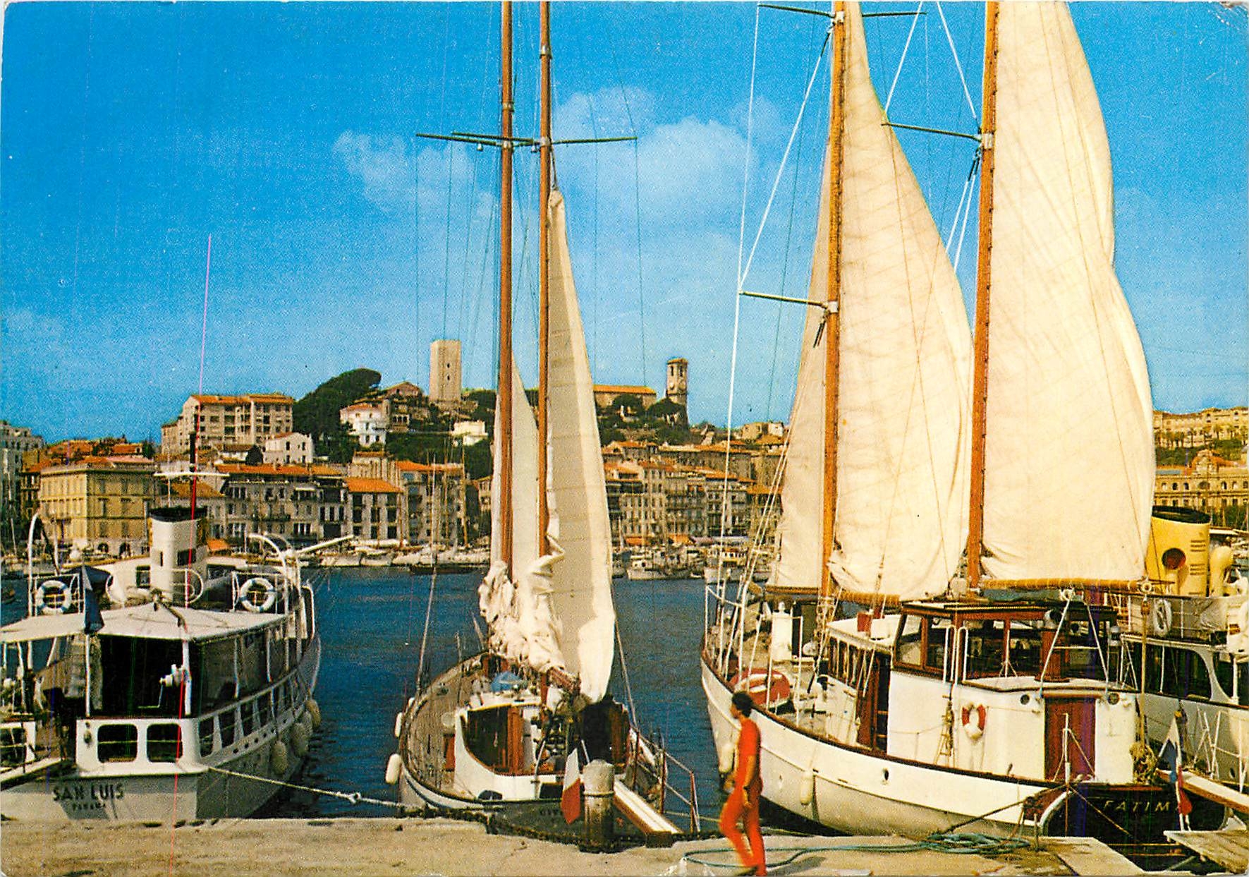 CPM Cannes Un coin du Port vue sur le Suquet Bateaux