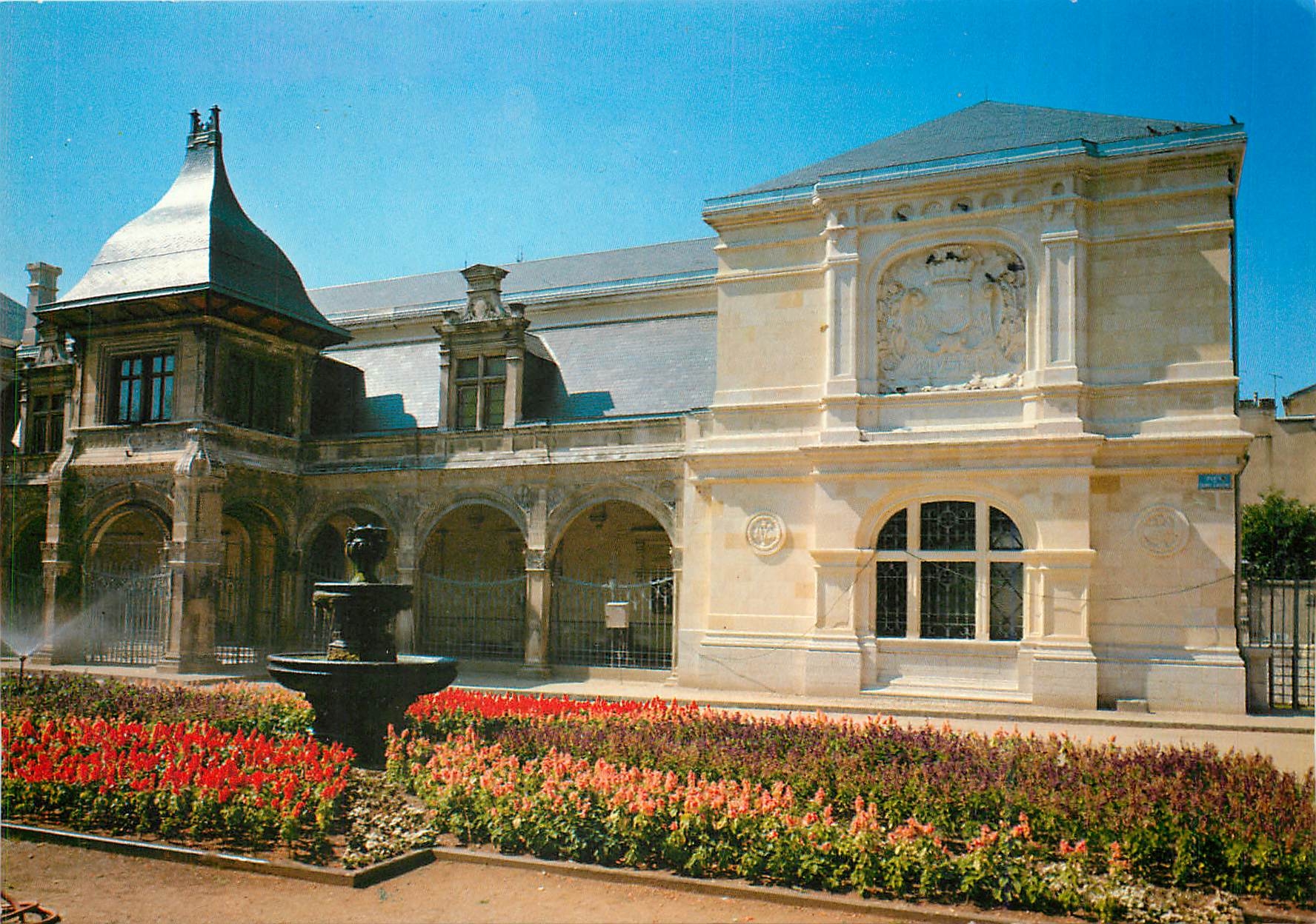 CPM Moulins Allier Le Pavillon d'nne de Beaujeu Musee et ses jardins 
