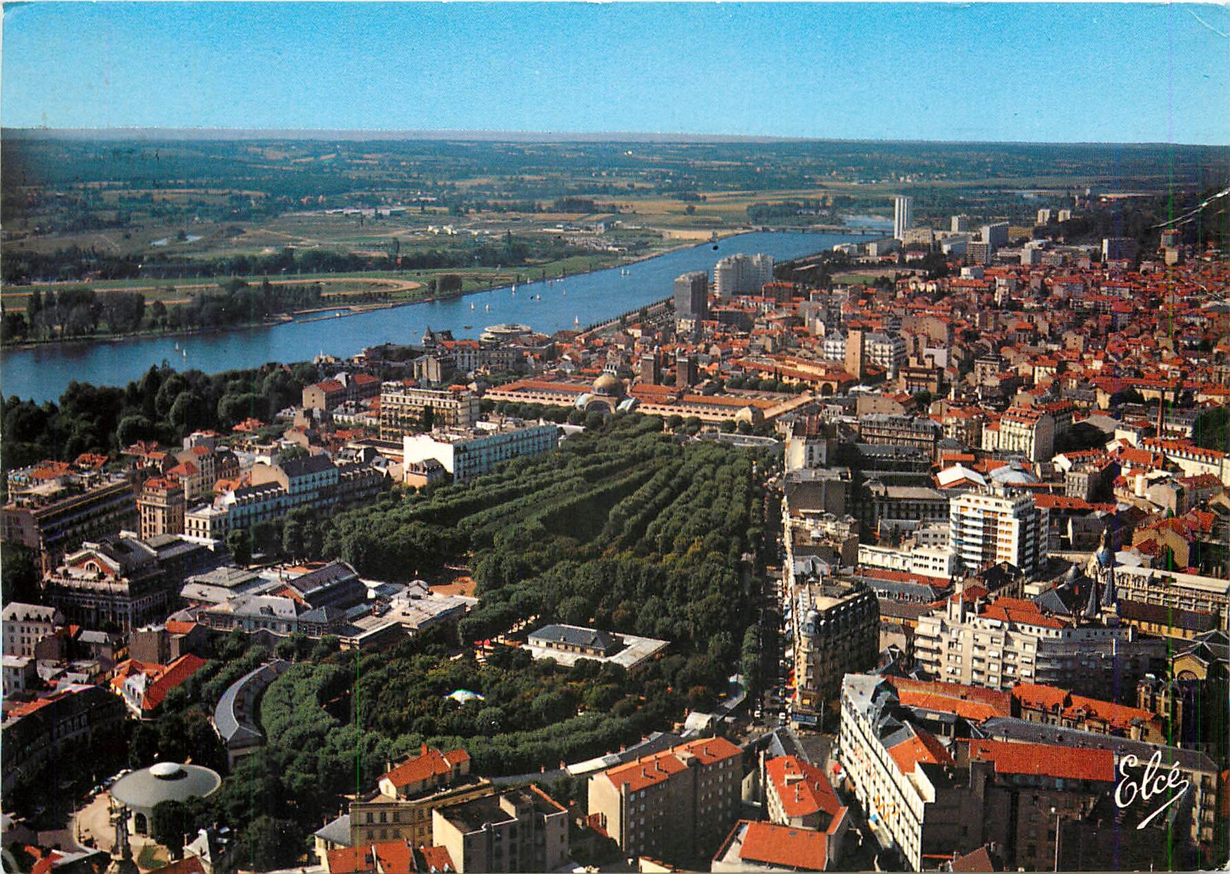 Vichy (Allier) — Allgemeiner Blick auf den Quellpark, das Casino im Hintergrund — Élèc
