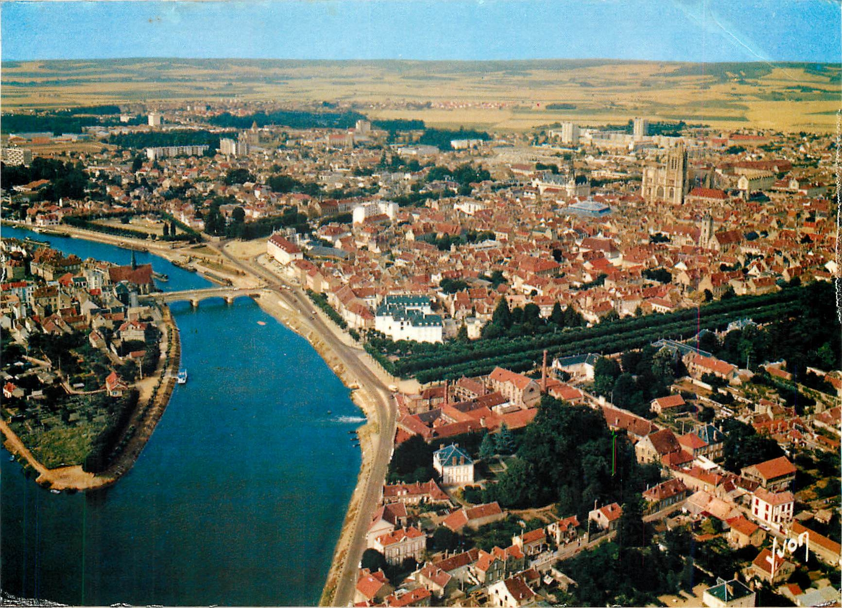 Sens — vue générale de la ville et de l'Yonne — Éditions d'art Jean-Jaures