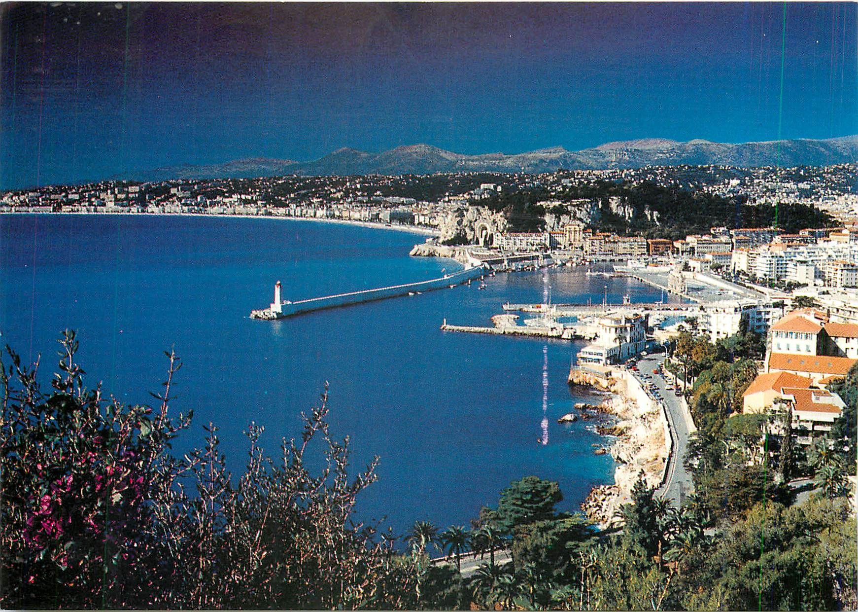 CPM Nice Alpes Maritimes Vue generale du Port au fond la Promenade des Anglais 