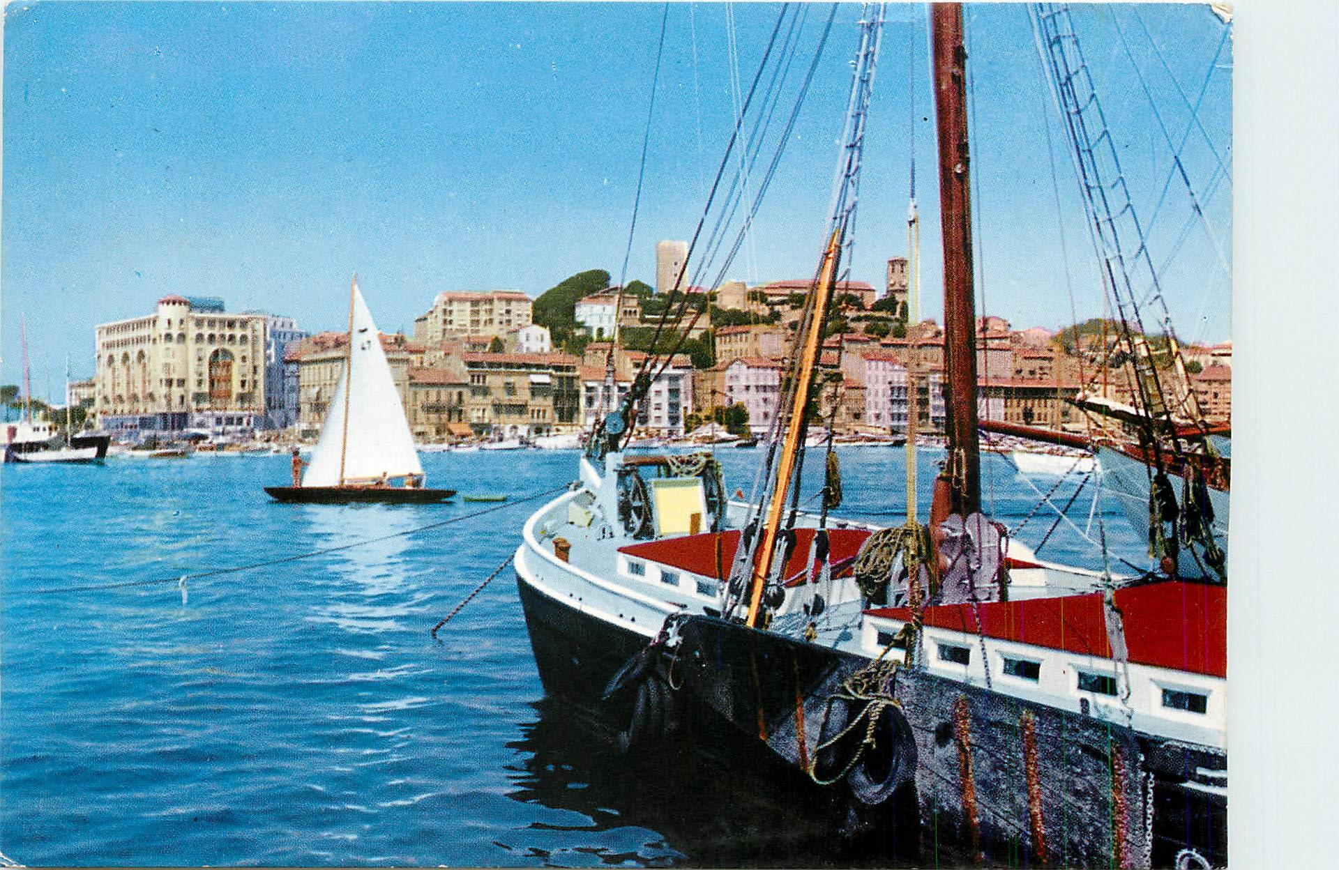 CPM Cannes Vue sur le Suquet et le Quai Saint Pierre Bateaux