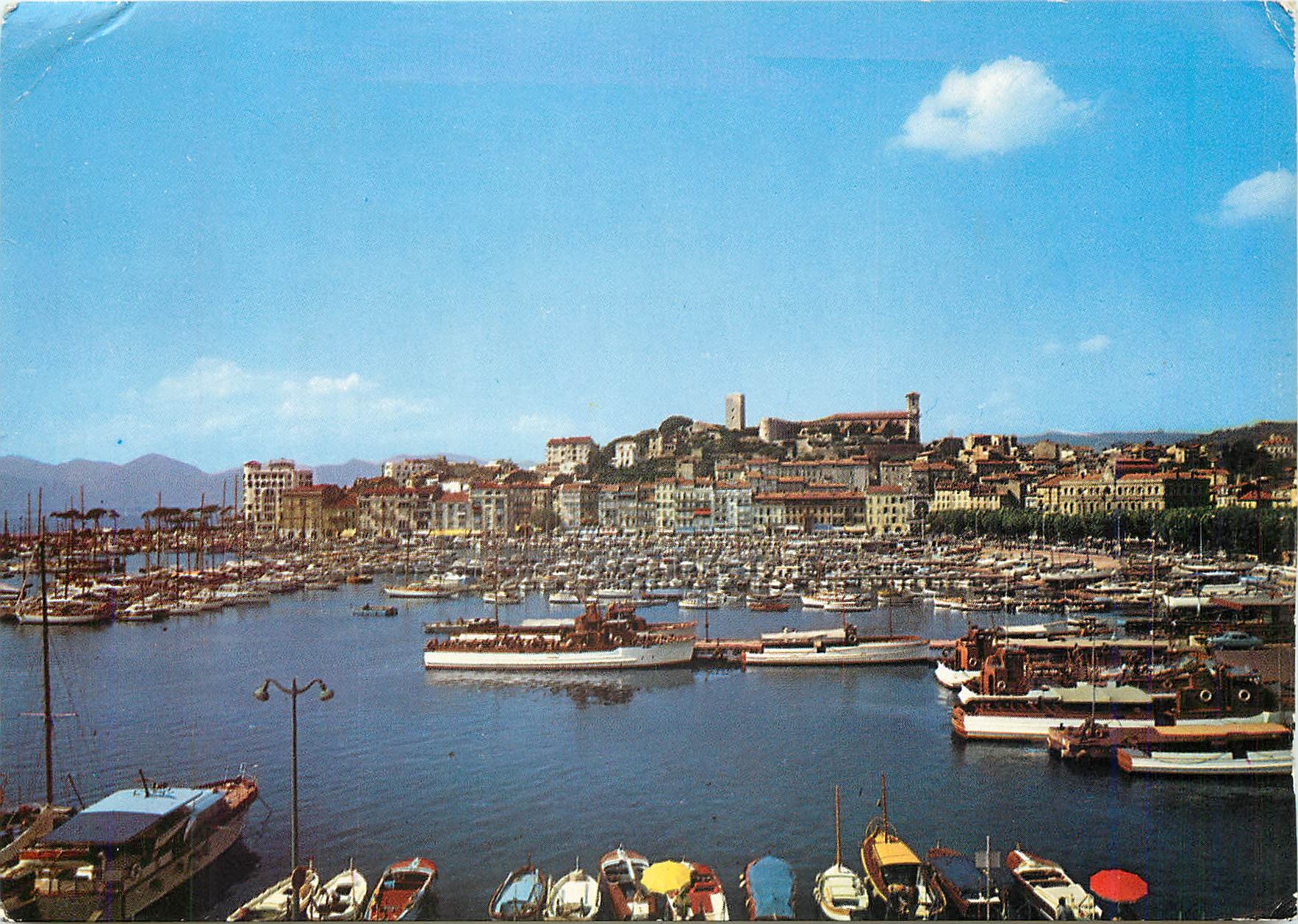 CPM Cannes Vue generale sur le Suquet et un coin du Port 