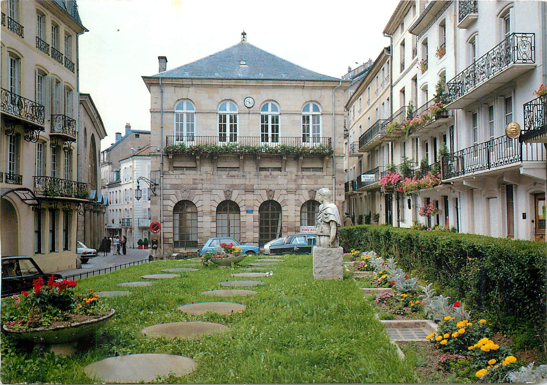 CPM Plombieres les Bains Vosges Place des Bains Romains Statue d'Auguste 