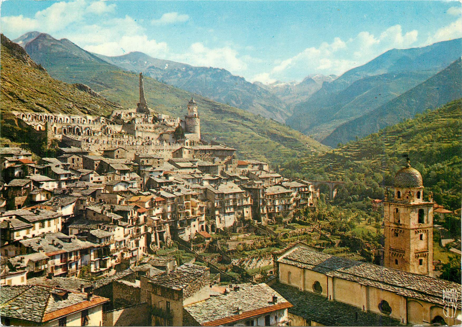 CPM Tende Alpes Maritimes La ville dominee par les ruines du Chateau Lascaris 