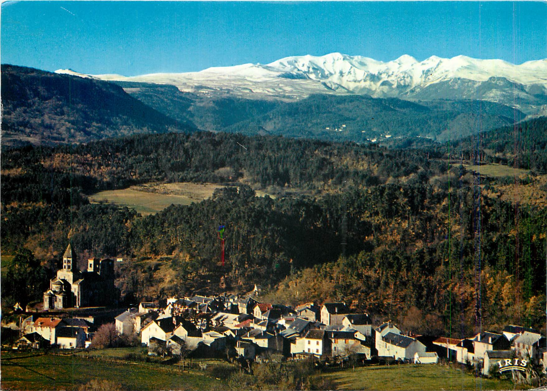 CPM Auvergne Panorama sur St Nectaire le haut A l'horizon la chaine du Sancy enneigee 