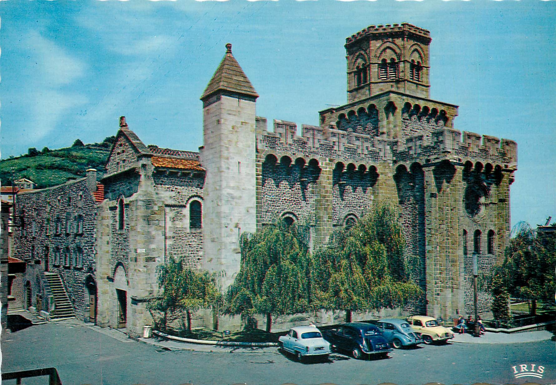 CPM Royat L'Eglise fortifee de Royat Haut 