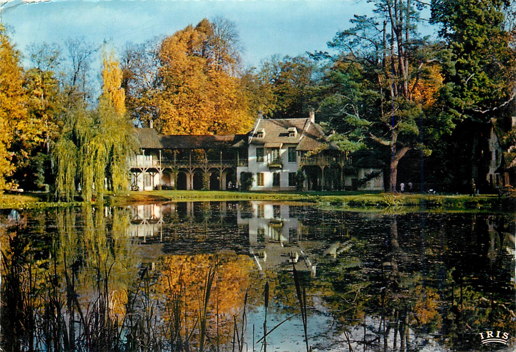 CPM Versailles S et O Le Hameau de la Reine Marie Antoinette en Automne 
