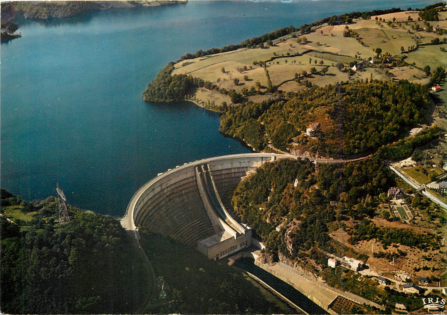 CPM Gorges de la Dordogne Vus du ciel le Lac et le Barrage de Bort 