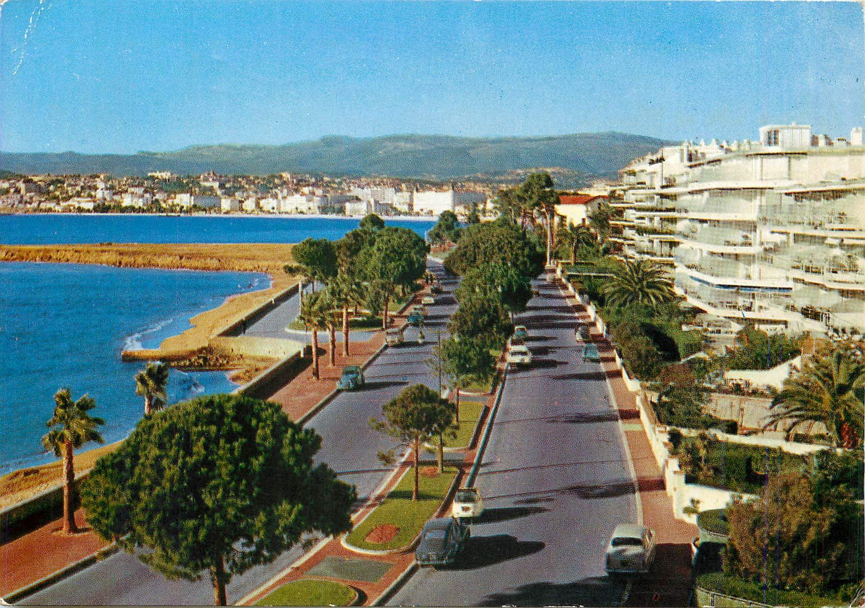 CPM Cannes La Promenade de la Croisette vue generale sur Cannes 