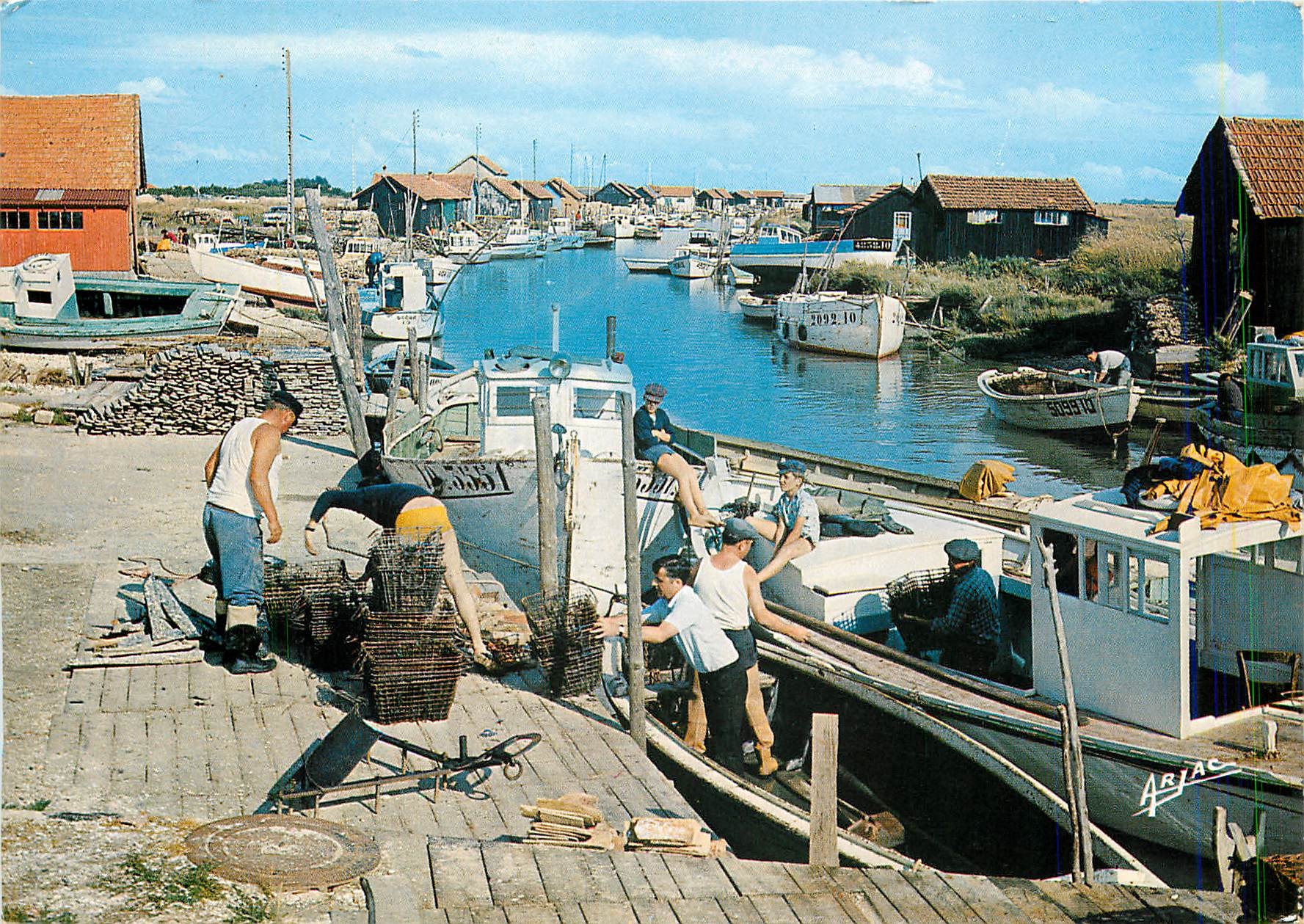 CPM Sur la Cote de Lumiere L'Ile d'Oleron La Chevalerie Le Chenal d'Orse Bateaux