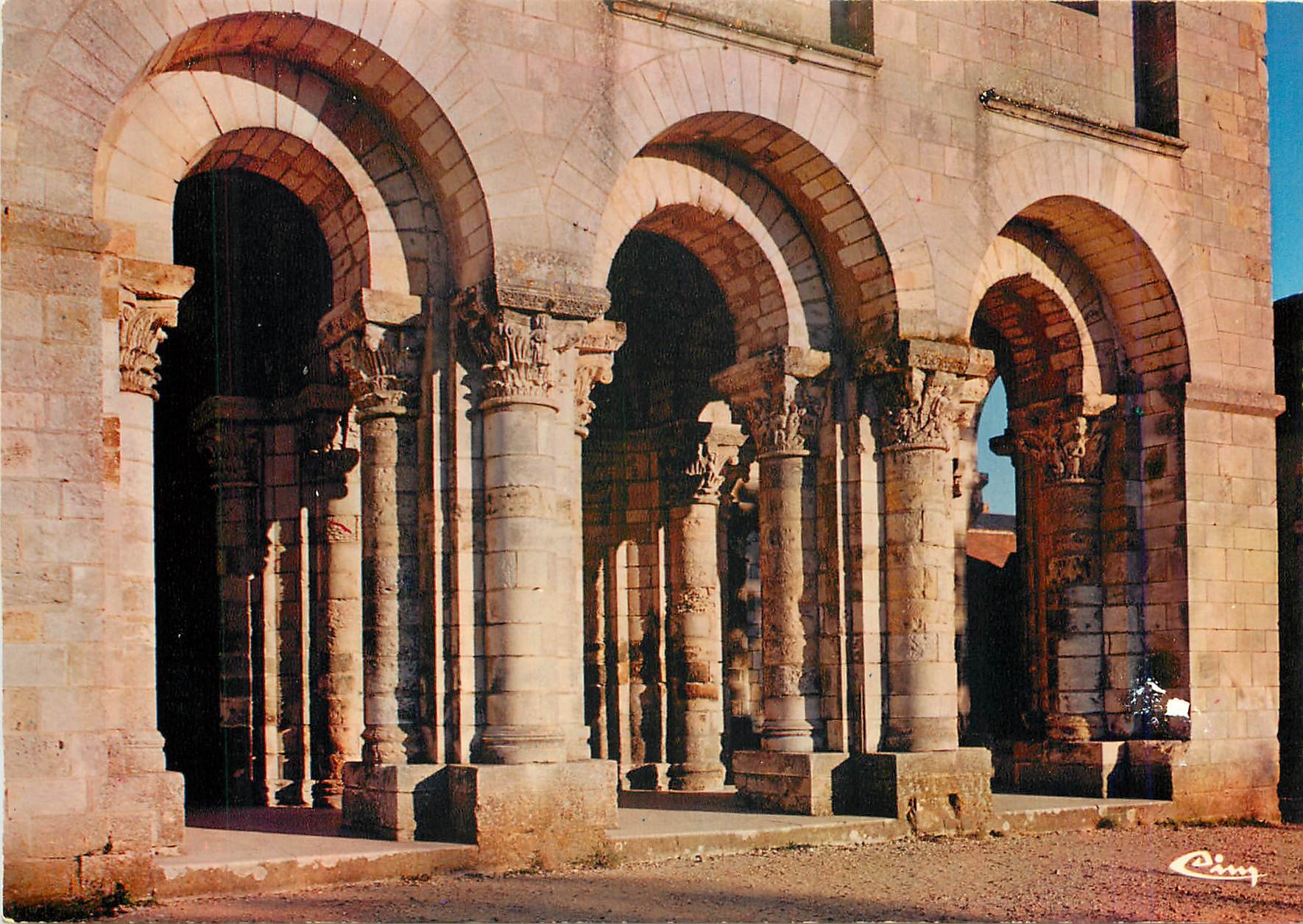 CPM St Benoit sur Loire Loiret La Basilique facade ouest 