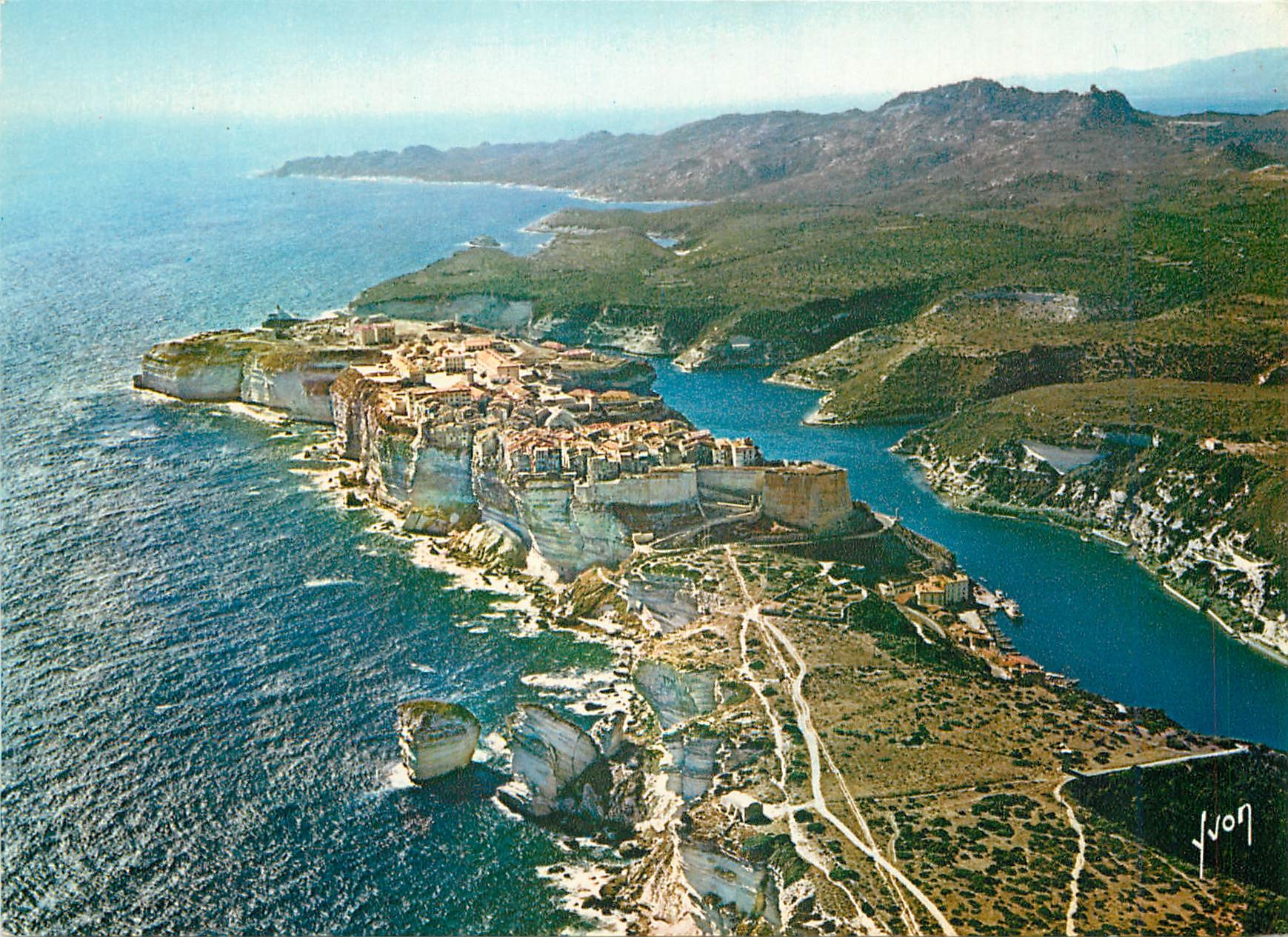 CPM La Corse oasis de Beaute Bonifacio Sur les falaises a l'extreme sud de la Corse la ville fortife