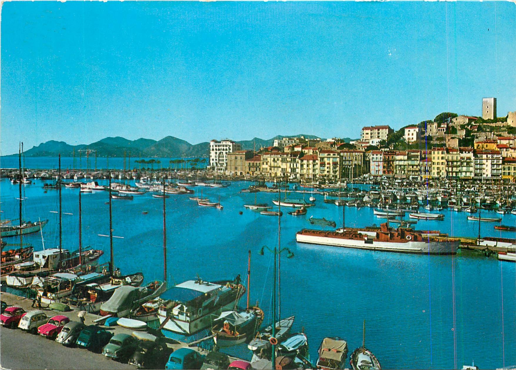 CPM La Cote d'Azur Cannes Vue sur le port et les Monts de l'Esterel 