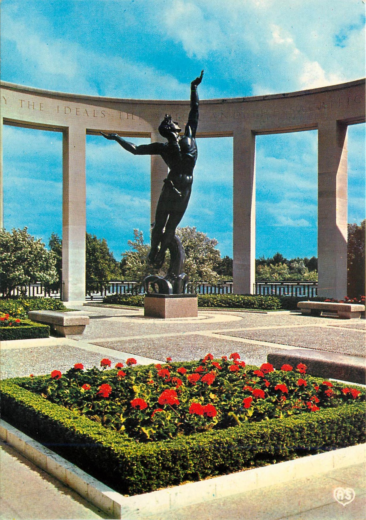 CPM Saint Laurent sur Mer Calvados Omaha Bach Cimetiere americain la statue 