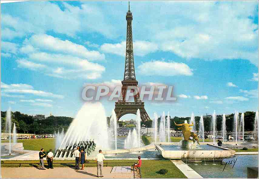 CPM Paris La Tour Eiffel au premier plan les jardins du Trocadero 