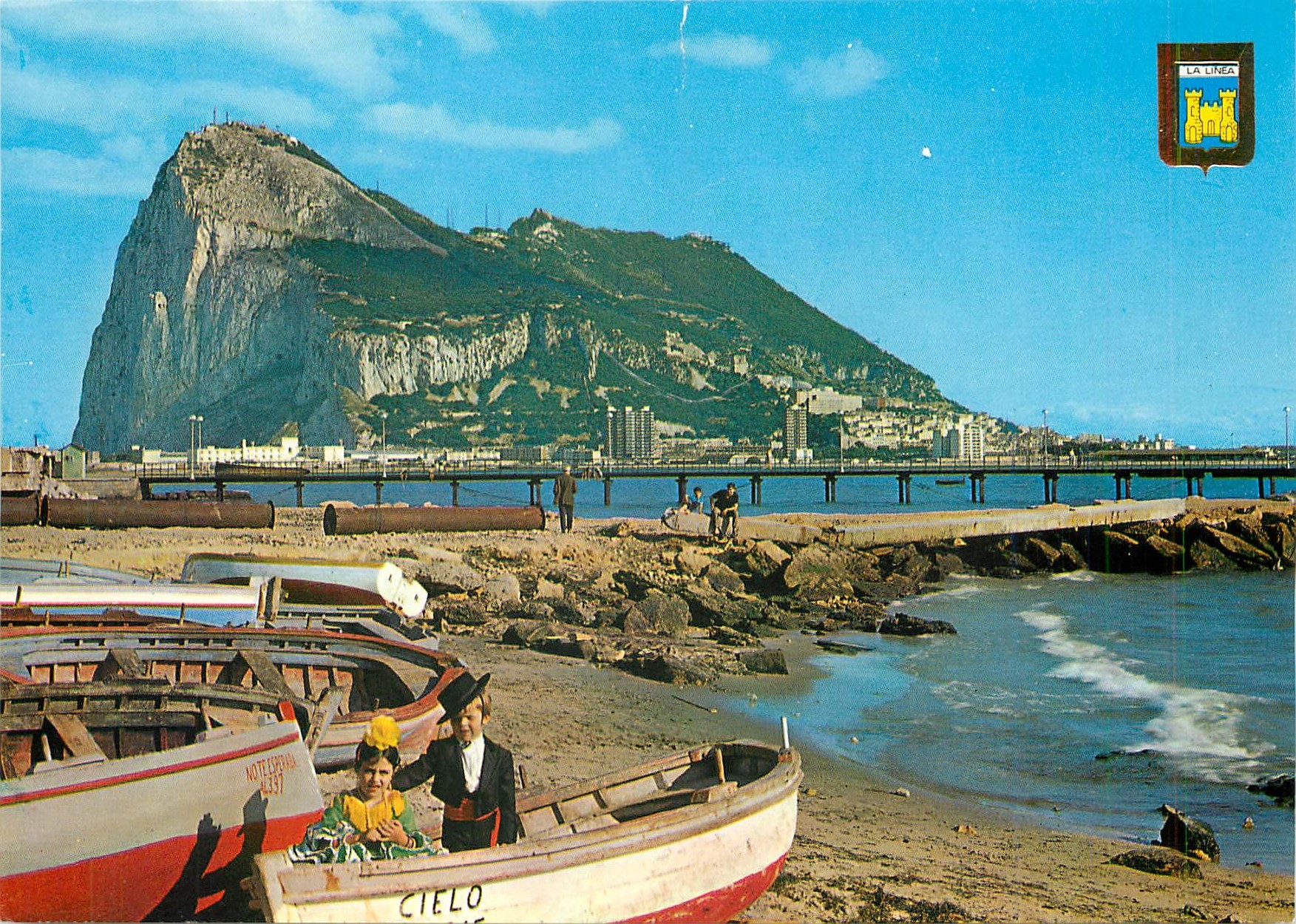 CPM La Linea Cadiz Couple d'enfants Andalous Au fond le Penon de Gibraltar 