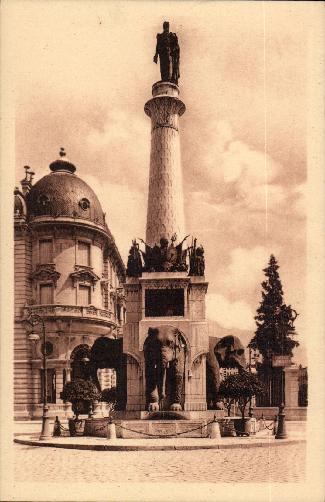 Chambery CPA la fontaine des elephants la statue du general Boigne