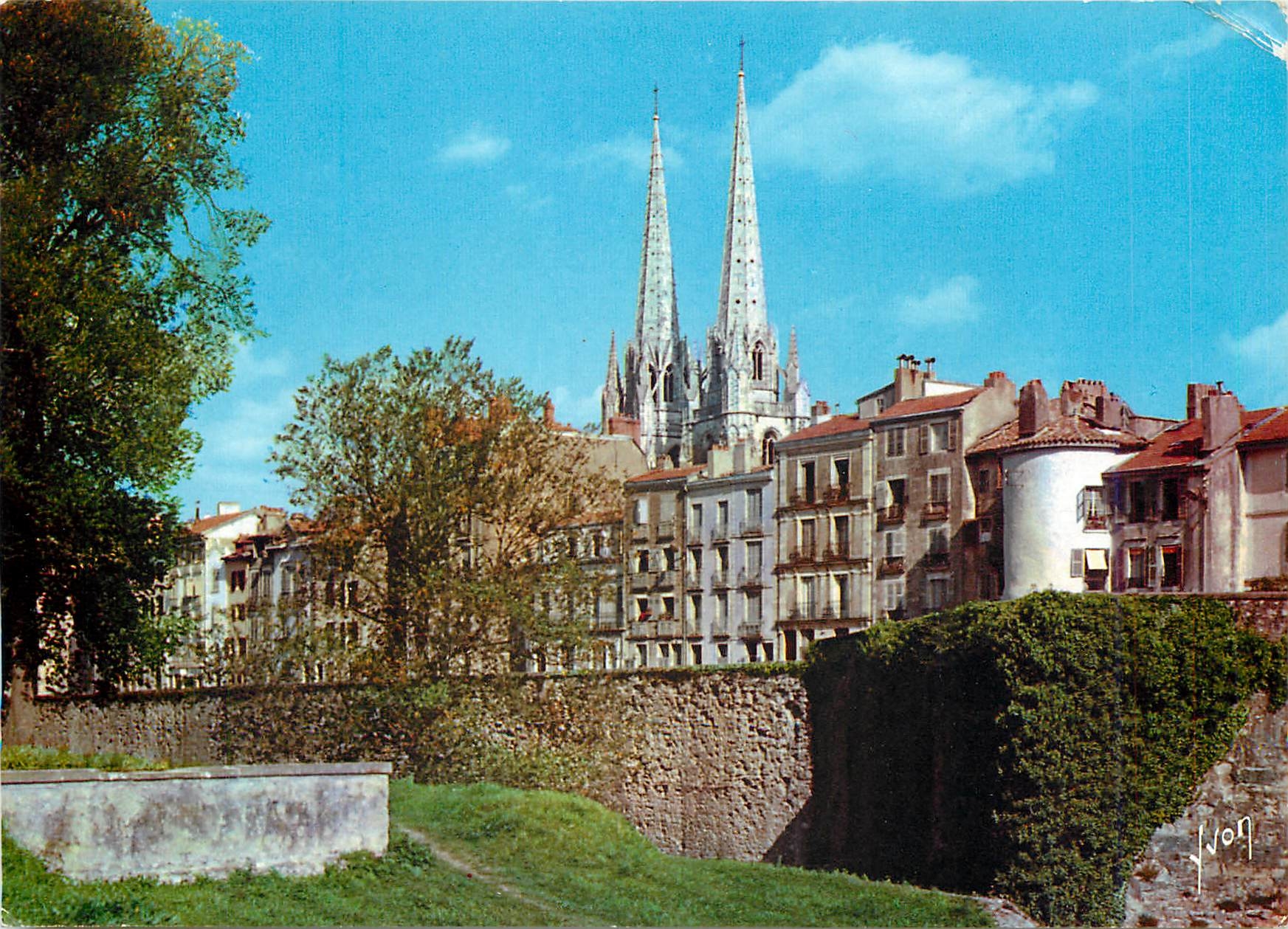 CPM Le Pays Basque Bayonne (Basses Pyr) La Ville et les remparts