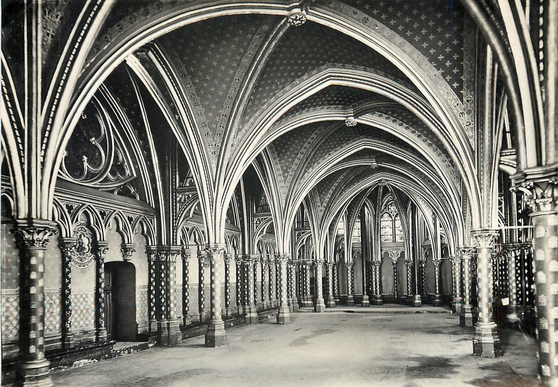 CPM Paris La Sainte Chapelle du Palais (XIIIe s) La Chapelle basse