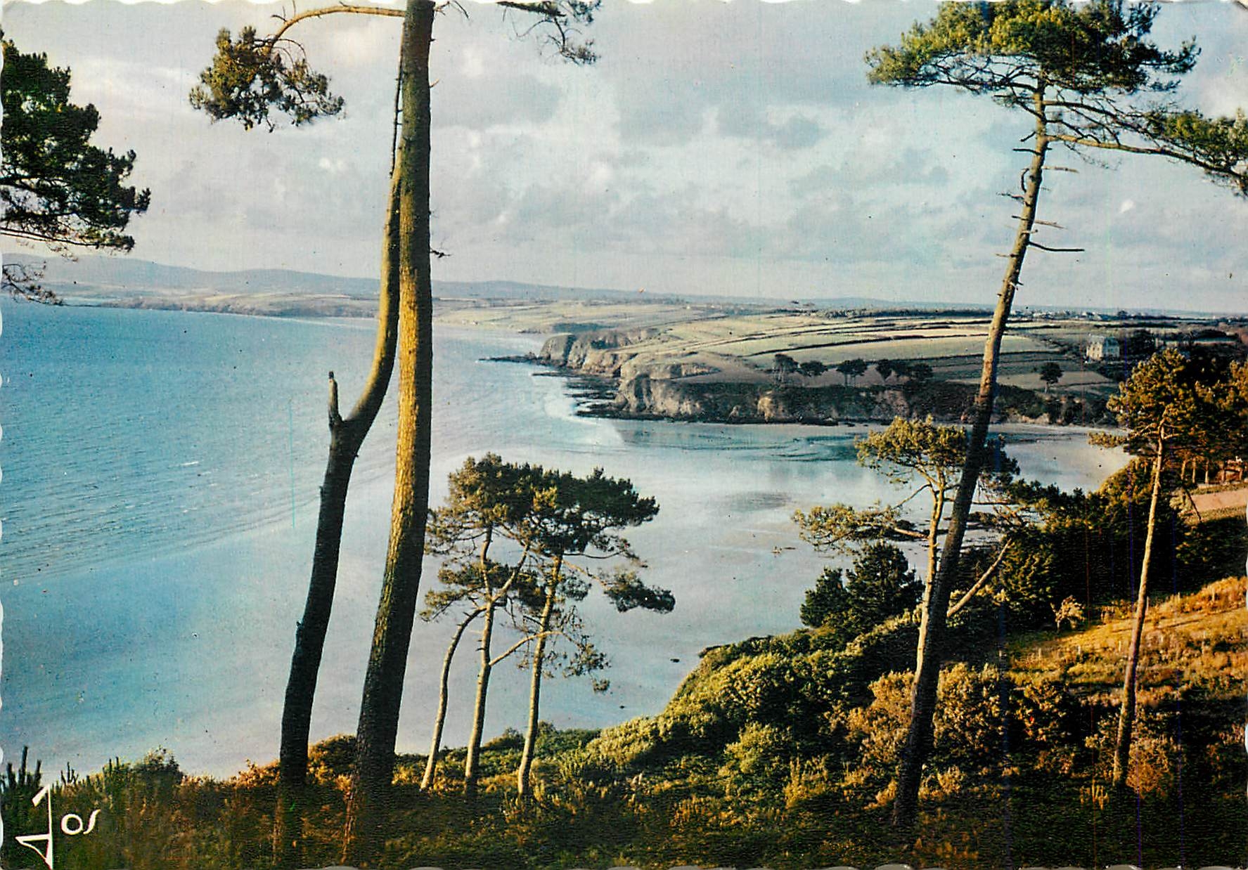 CPM La Bretagne en couleurs La Plage du Ris et la Baie de Douarnenez ou serait englouilt la ville d'