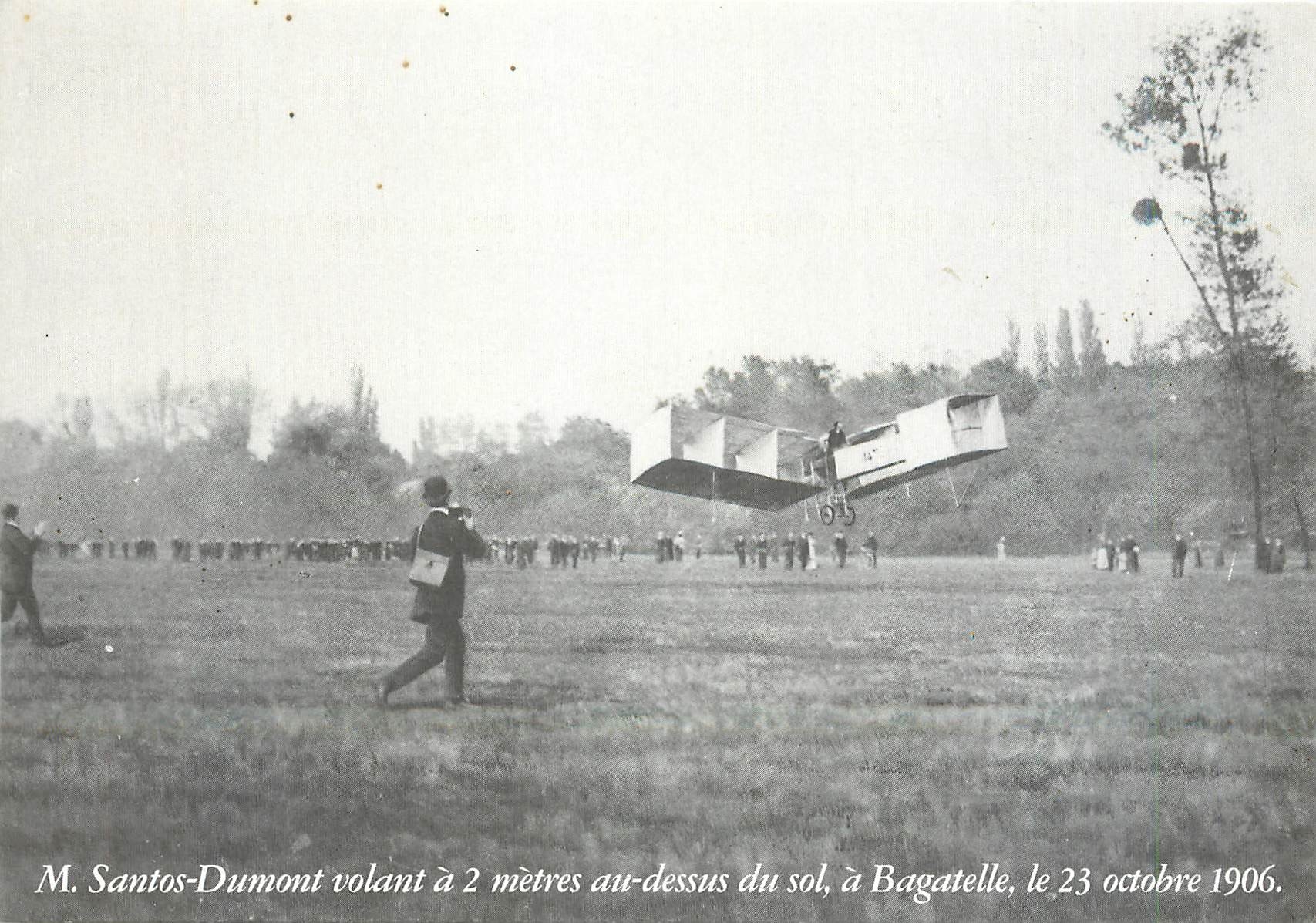 CPM M Santos Dumont Volant a 2 m au dessus du sol a Bagatelle le 23 oct 1906