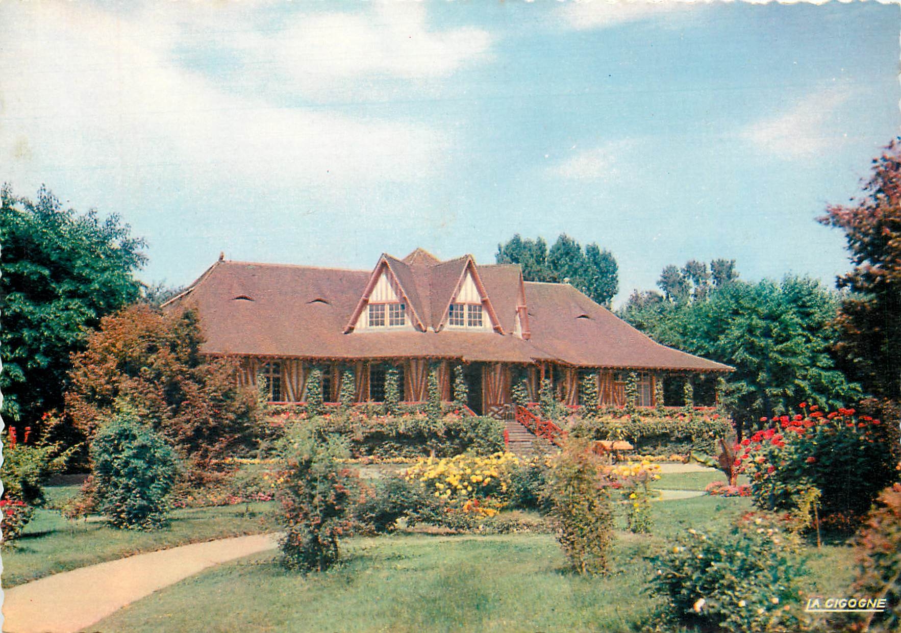 CPM Vichy (Allier) Reine des villes d'Eaux Golf House