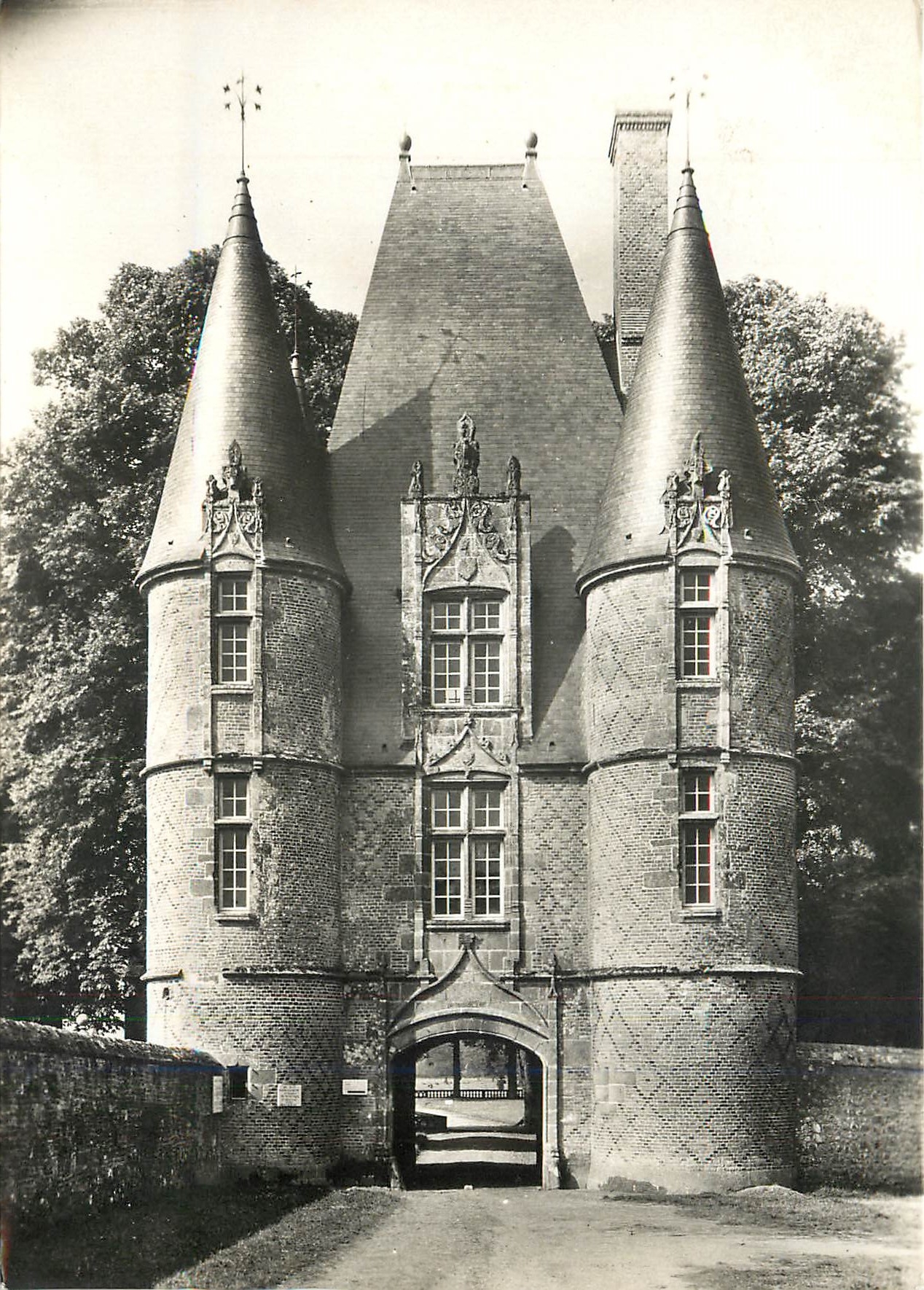 CPM Carrouges (Orne) Le Chateau (XIVe XVIIe s) Chatelet de l'Entree (debut XVIe s)