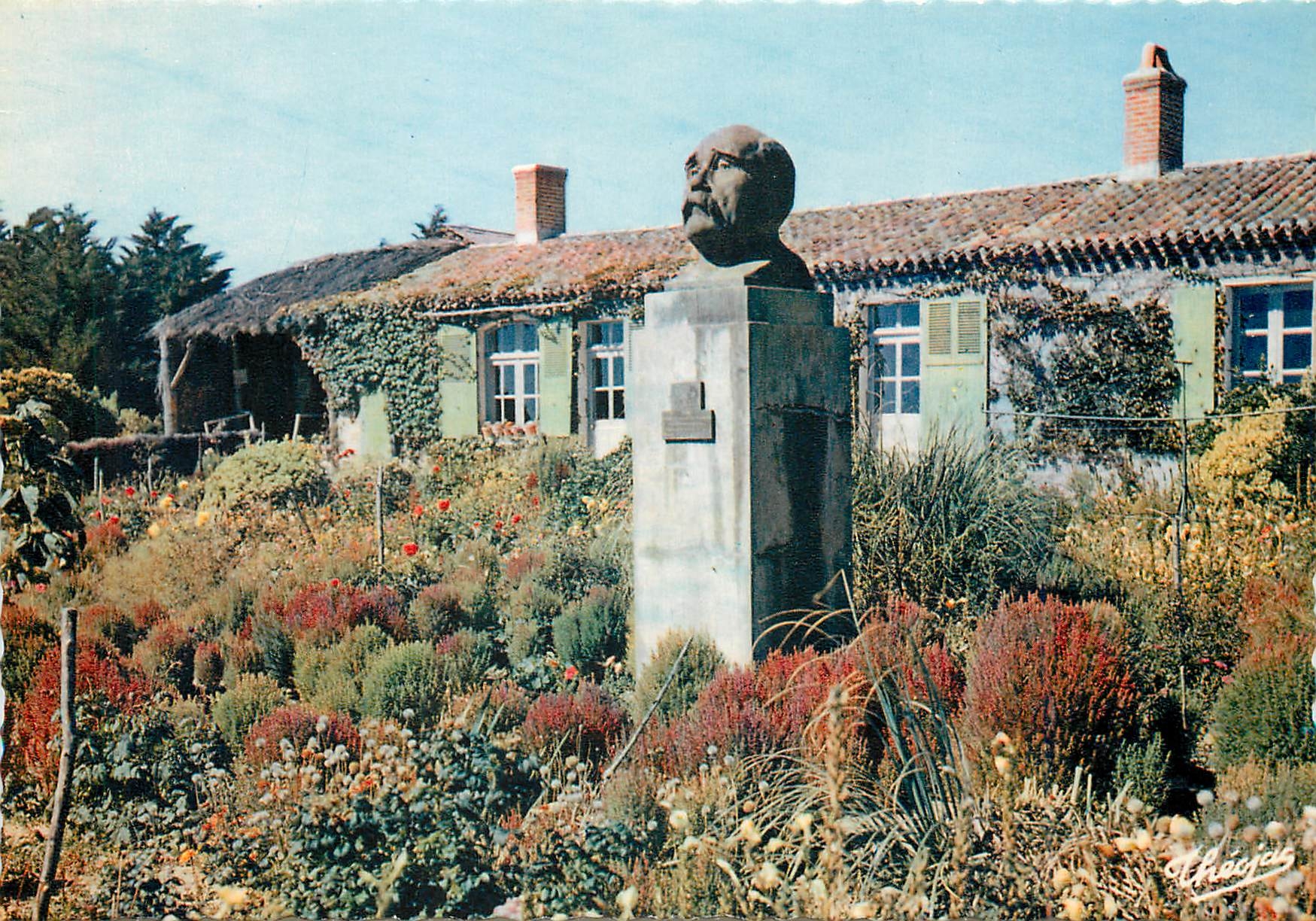 Saint-Vincent-sur-Jard (Vendée) — Statue de Georges Clemenceau (1841-1929) érigée devant sa maison — Mexichrome