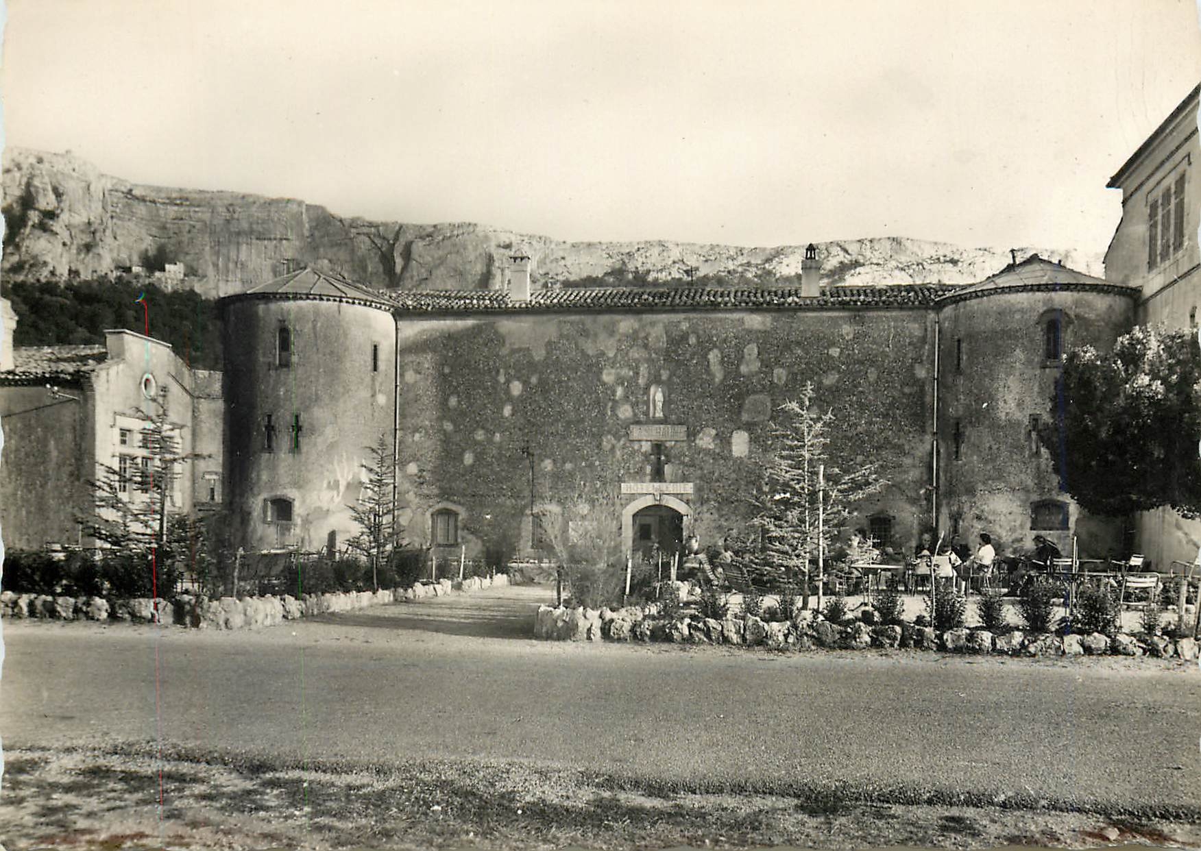 CPM La Sainte Baume (Var) L'Hotellerie et la Grotte