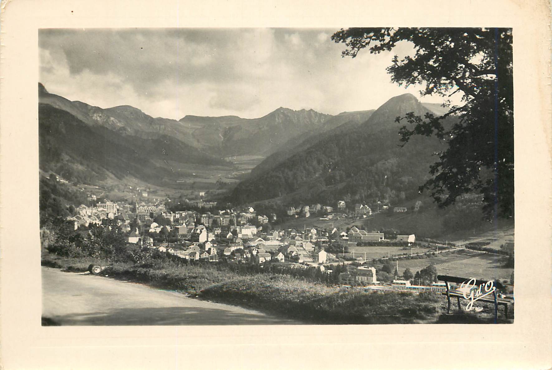 CPM L'Auvergne Le Mont Dore Vue generale prise de la route de Clermont Ferrand (alt 1100 m) centre t
