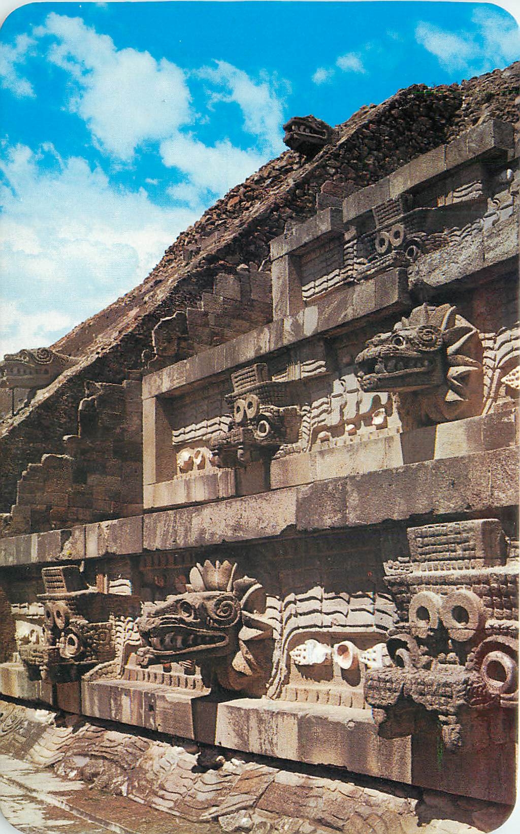 CPM Mexico Cabezas de Tlalon en el Templo de Quetzalcoatl Teotihuacan Edo