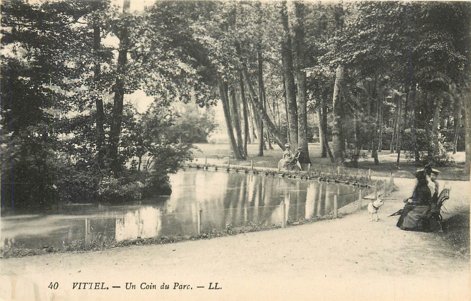 CPA Vittel Un coin du Parc